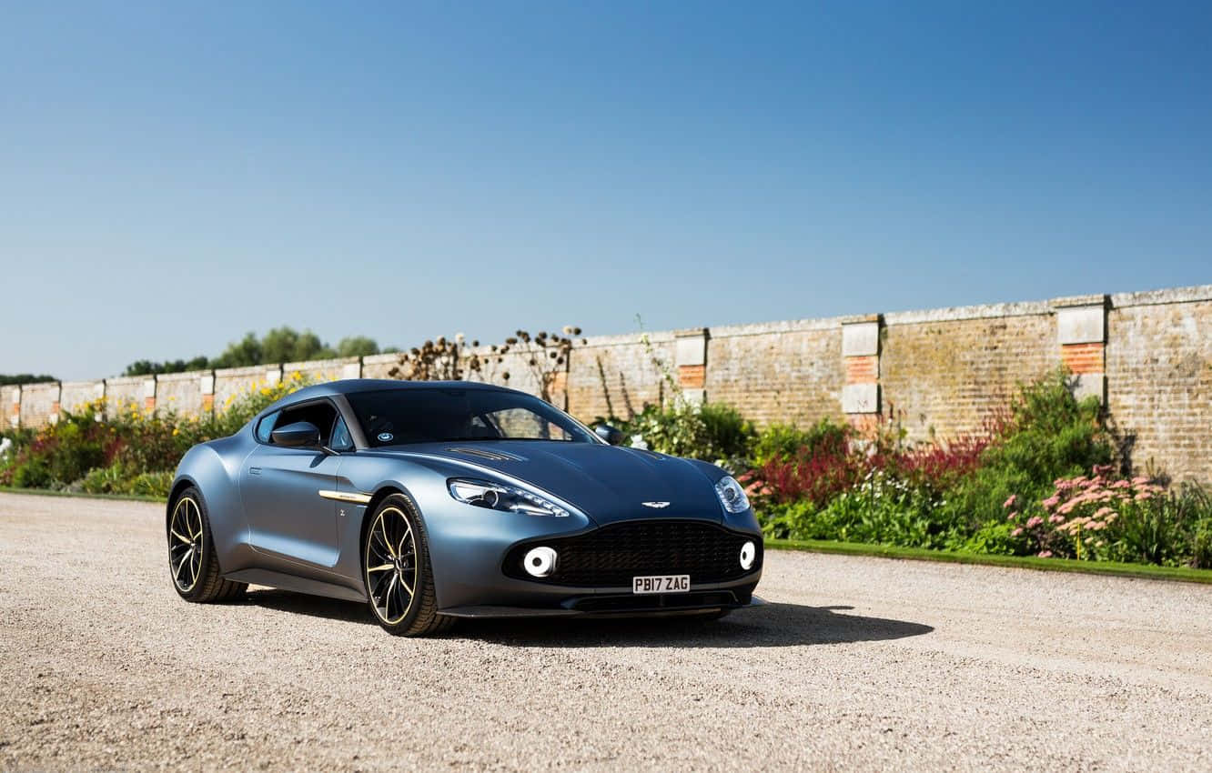 그림 같은 도로 위를 달리는 멋진 Aston Martin Vanquish 배경화면