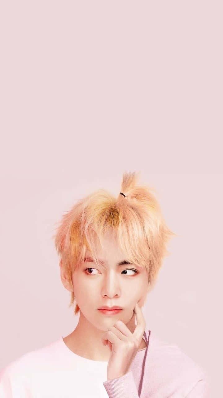 금발 머리와 분홍 셔츠를 입은 젊은 남자 배경화면