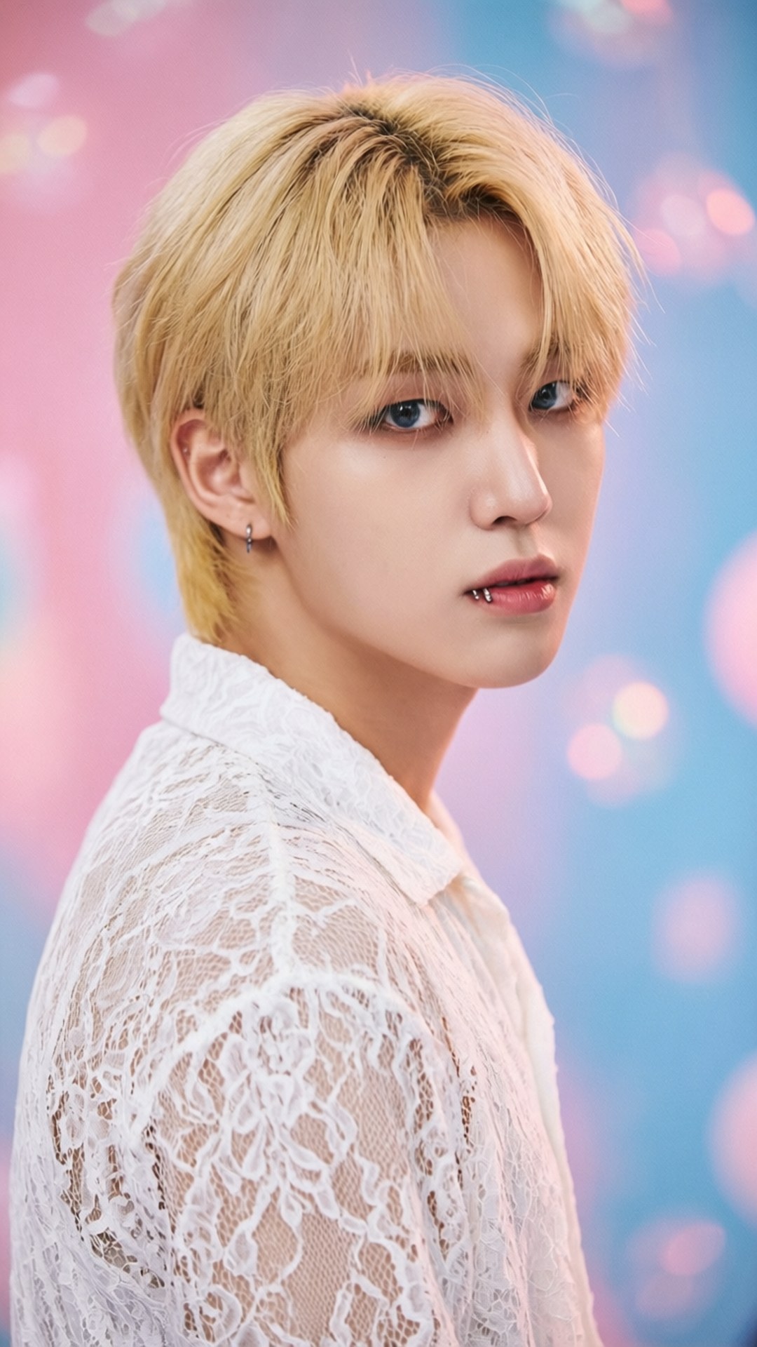 금발 현진의 날카로운 시선 배경화면