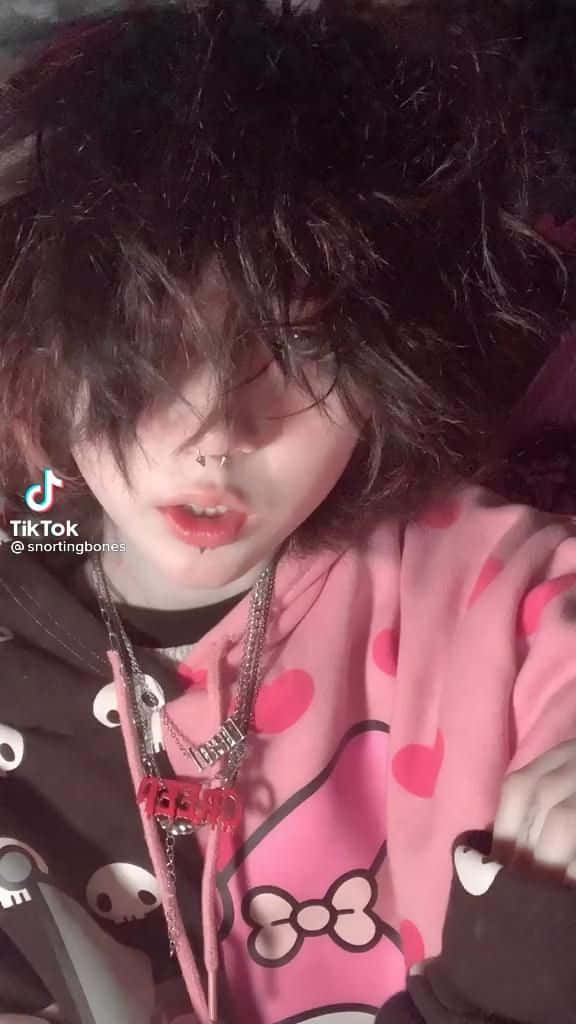 긴 머리와 분홍 스웨터를 입은 소녀 배경화면