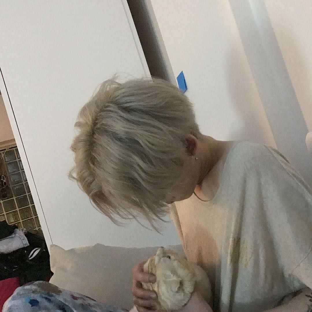 깊은 감정을 담아 바라보는 젊은 남자 배경화면