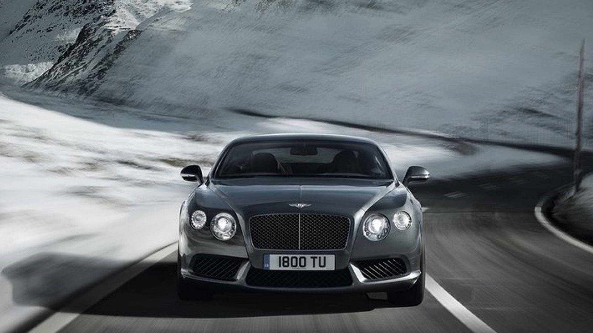 눈 덮인 산맥을 달리는 Bentley 배경화면