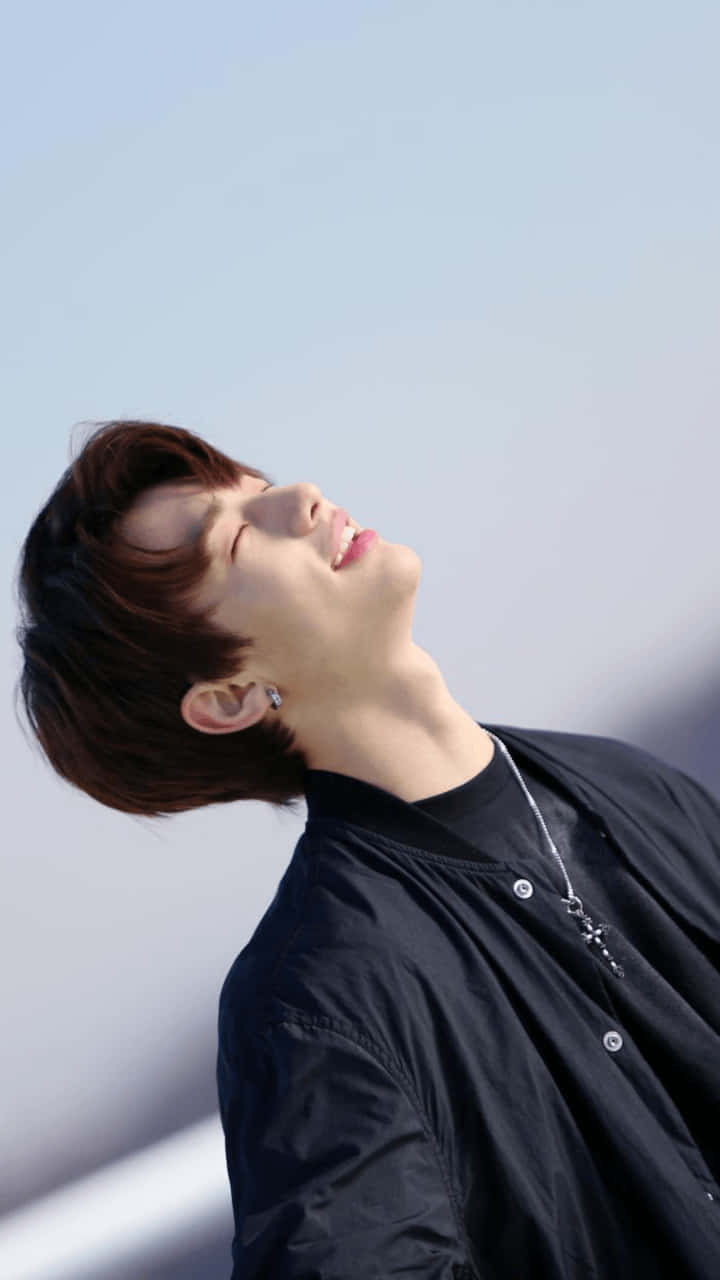 눈을 감은 한국 래퍼 현진 배경화면