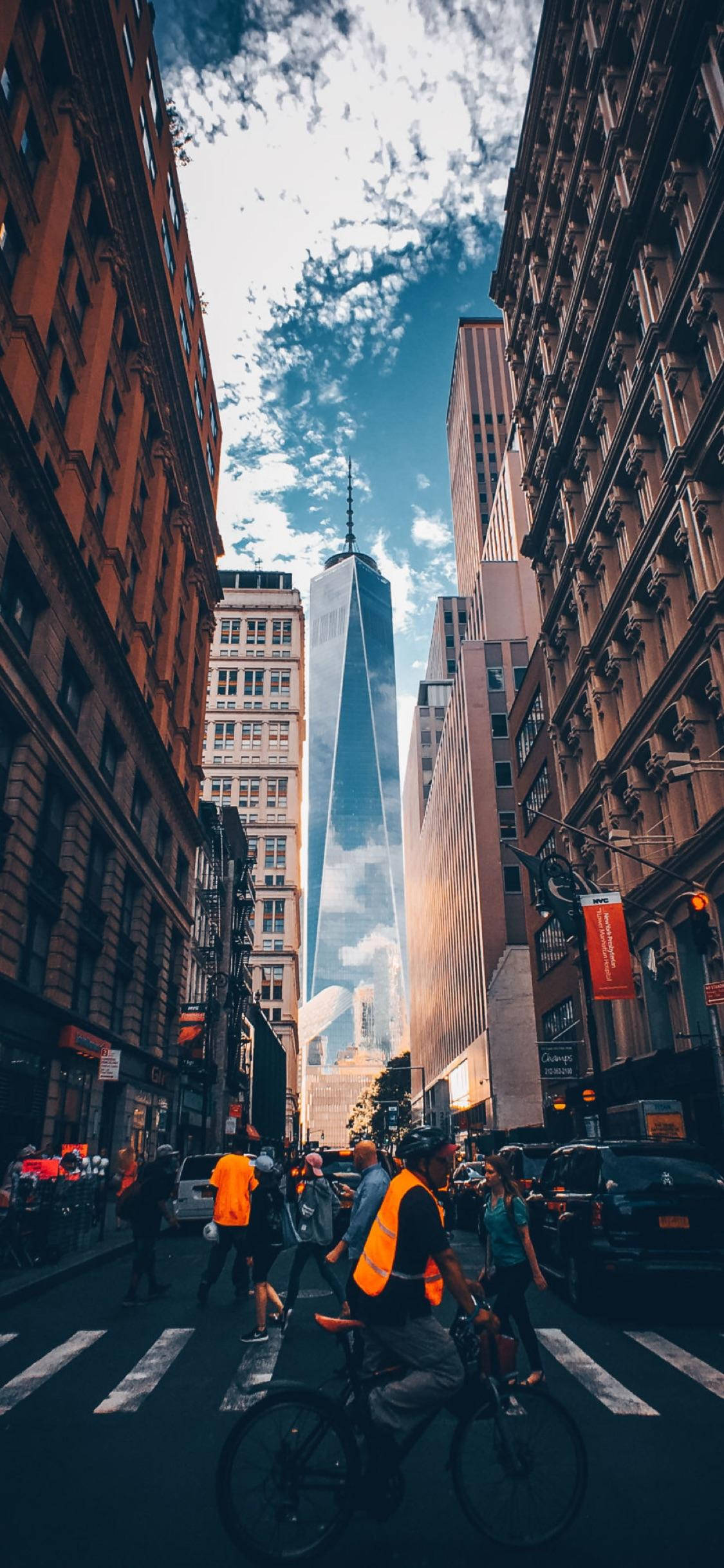 뉴욕의 번화한 거리를 건너는 아이폰 배경화면