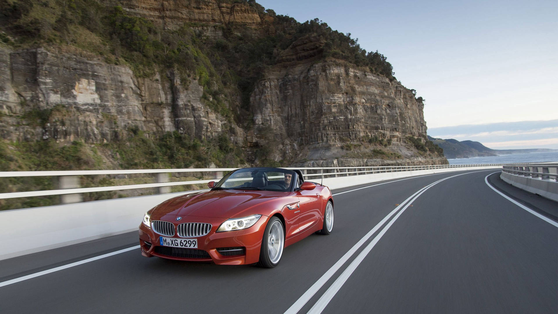 산 옆 도로 위 오렌지색 BMW Z4 자동차 배경화면