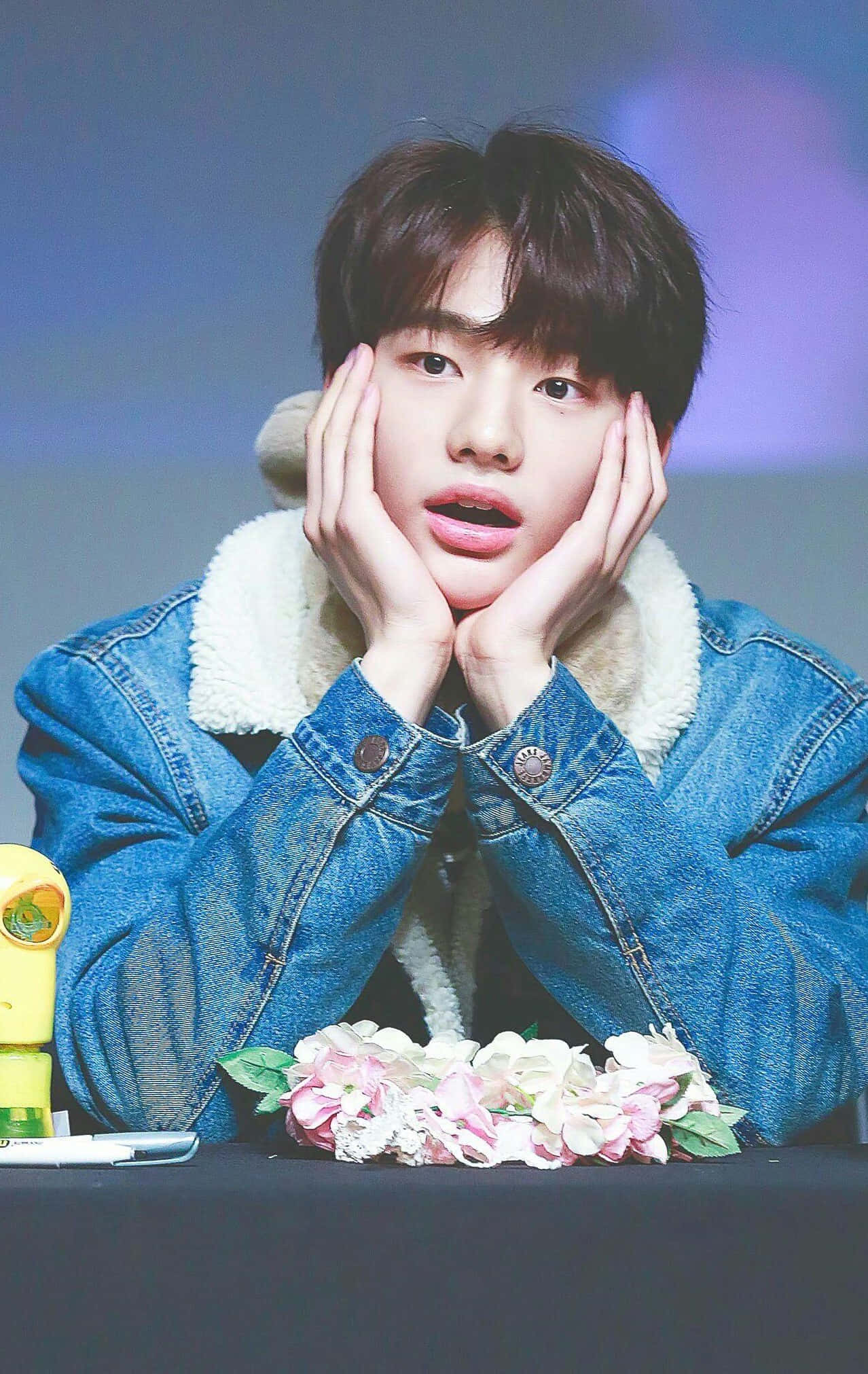 대한민국 가수 현진 데님 의상 배경화면