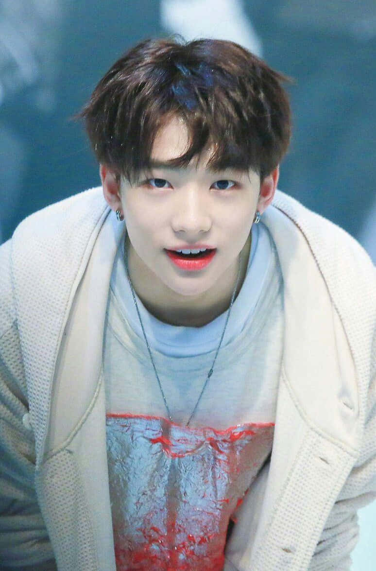 대한민국 가수 현진의 시크한 모습 배경화면