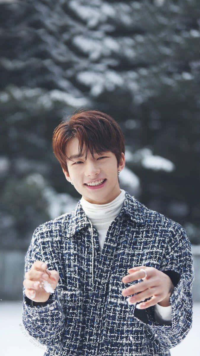 대한민국 래퍼 현진, 눈 덮인 나무 앞에서 배경화면