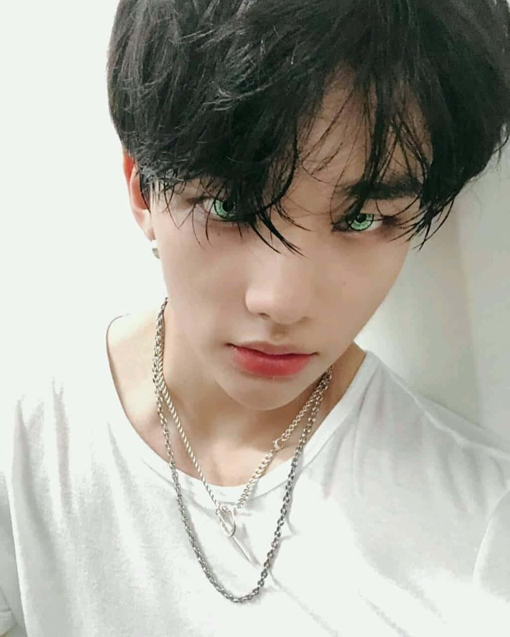 대한민국 래퍼 현진의 초록색 렌즈 셀카 배경화면