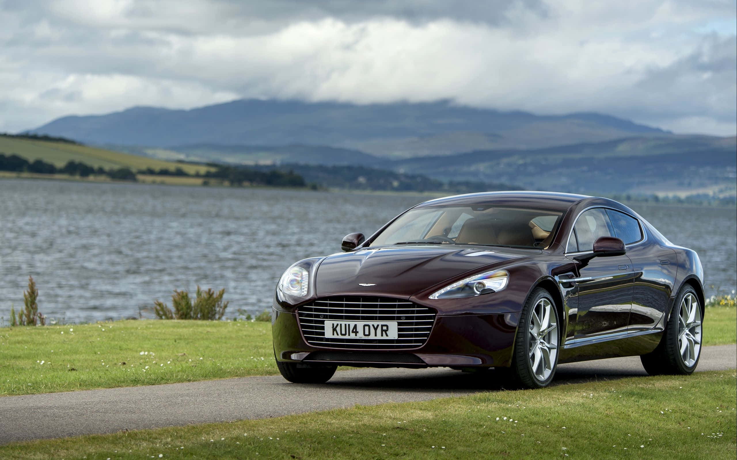 도로 위의 Aston Martin Rapide S 배경화면