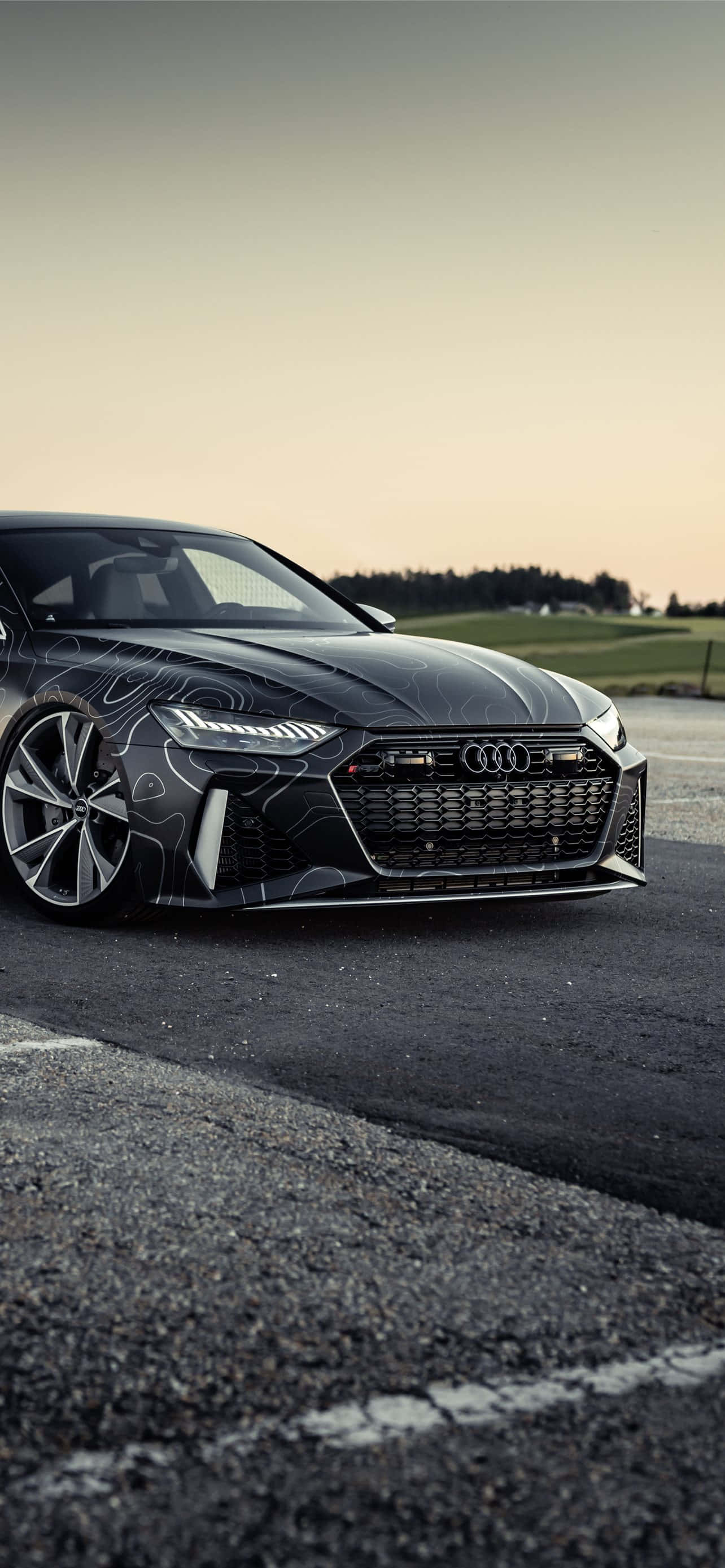 도시 환경에 주차된 멋진 Audi 배경화면