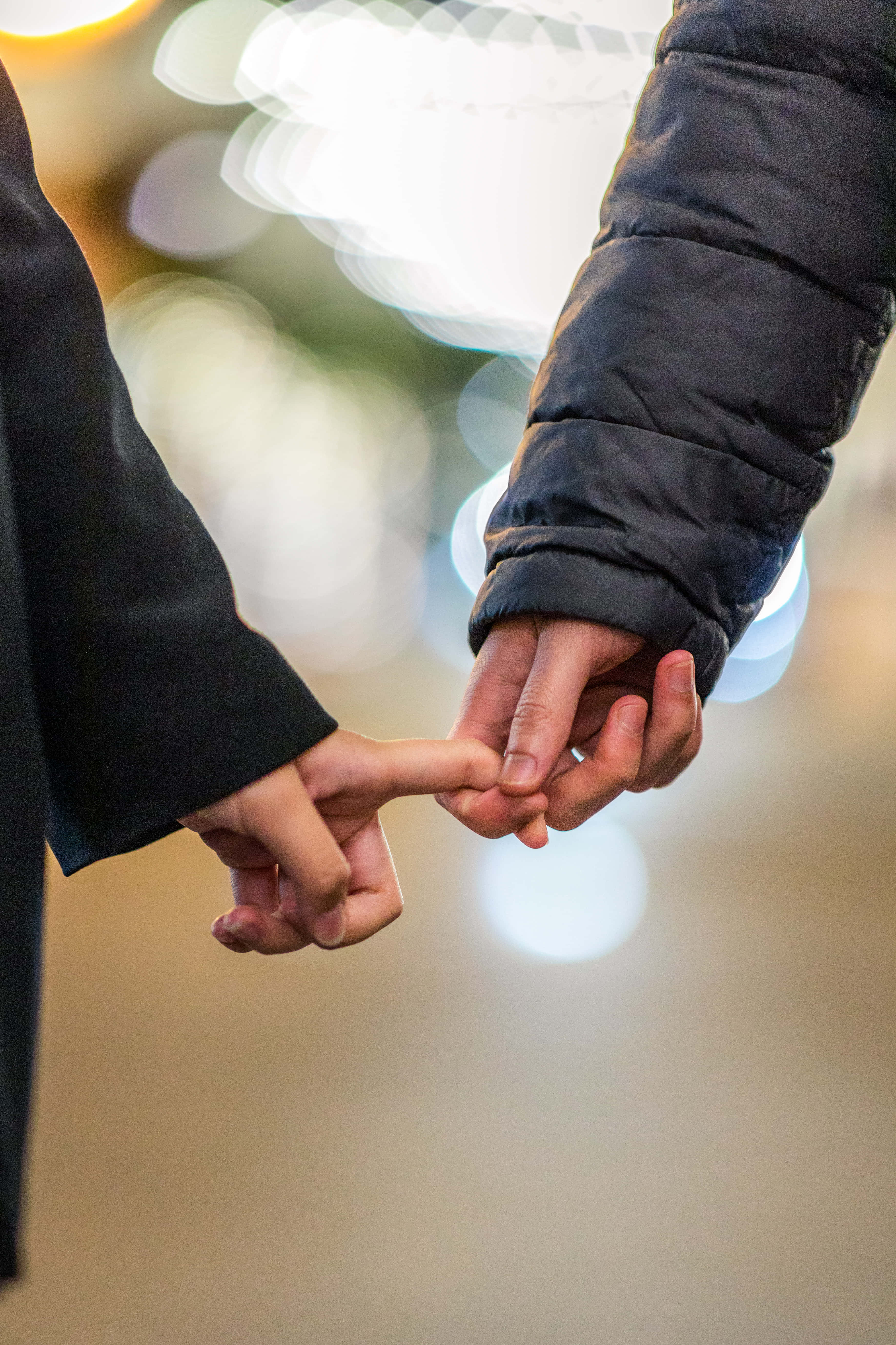 두 친구가 손을 잡고 우정의 힘을 보여줍니다. 배경화면