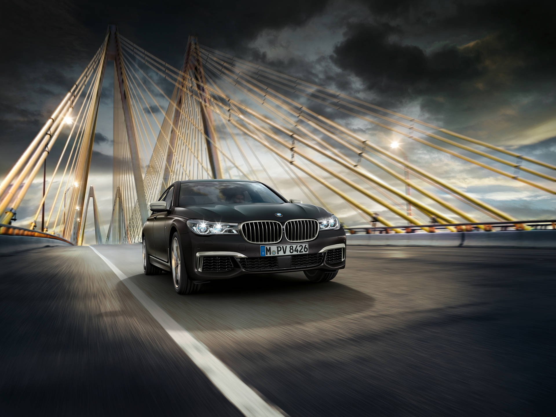 현수교 위 검은색 BMW M760Li xDrive 자동차 배경화면