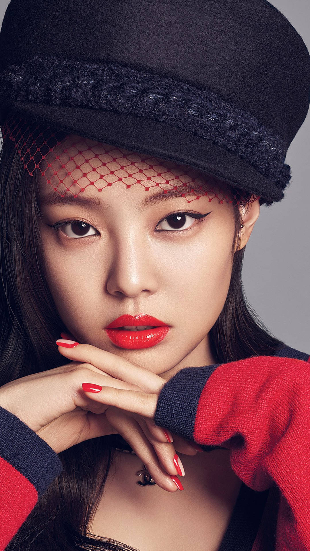베레모와 반짝이는 레드 립스틱을 바른 블랙핑크 제니 배경화면