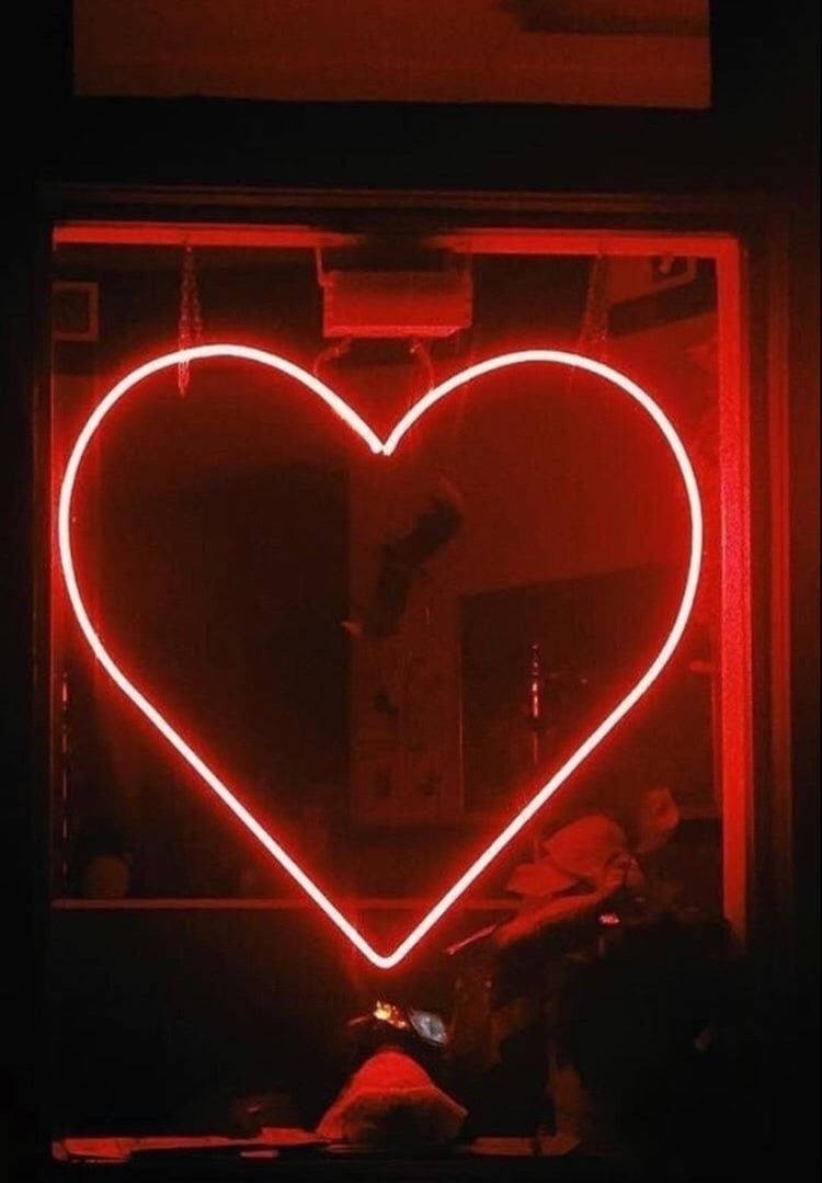 매혹적인 네온 하트 미학 배경화면