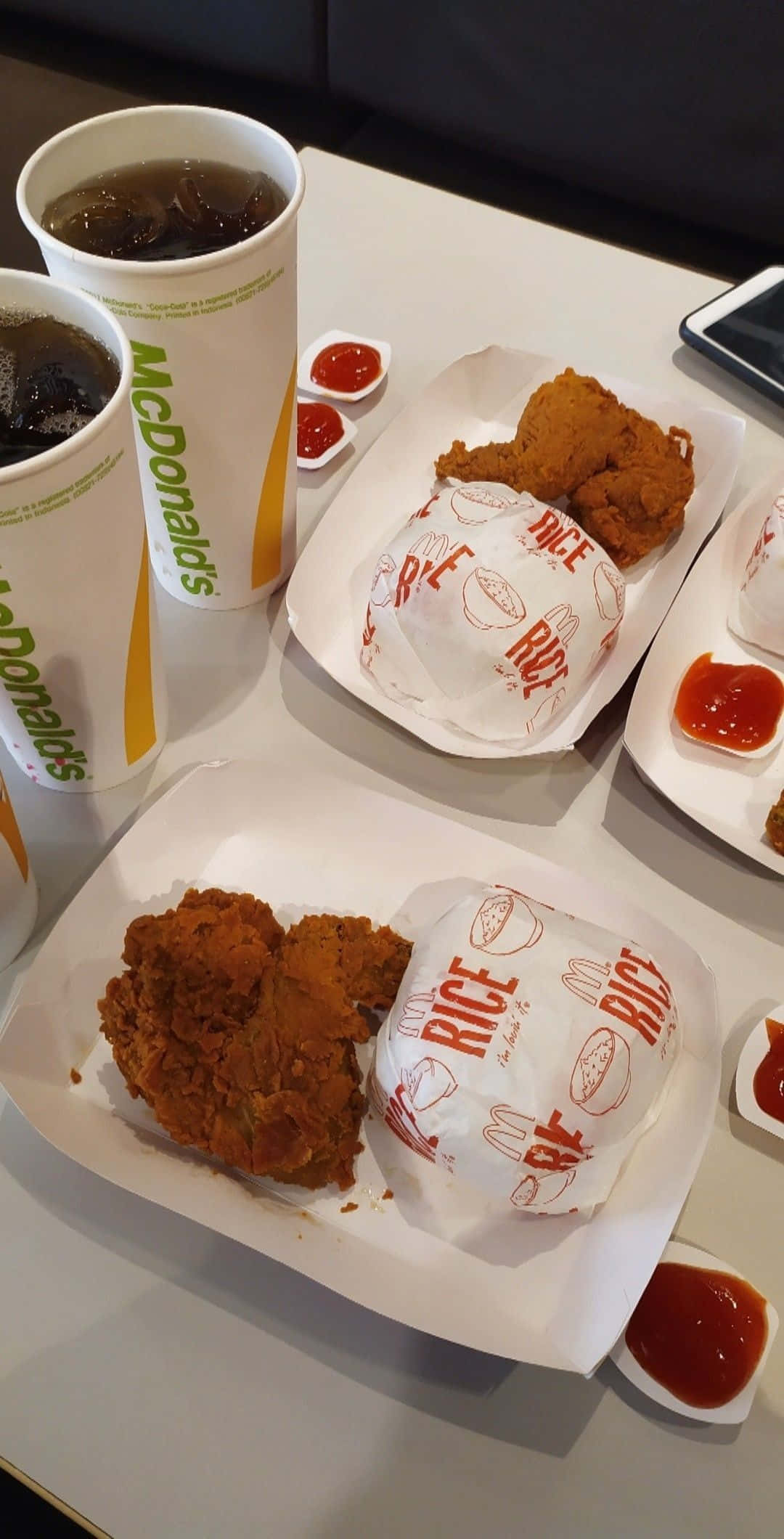 맥도날드 치킨과 라이스 접시 음식 사진 배경화면