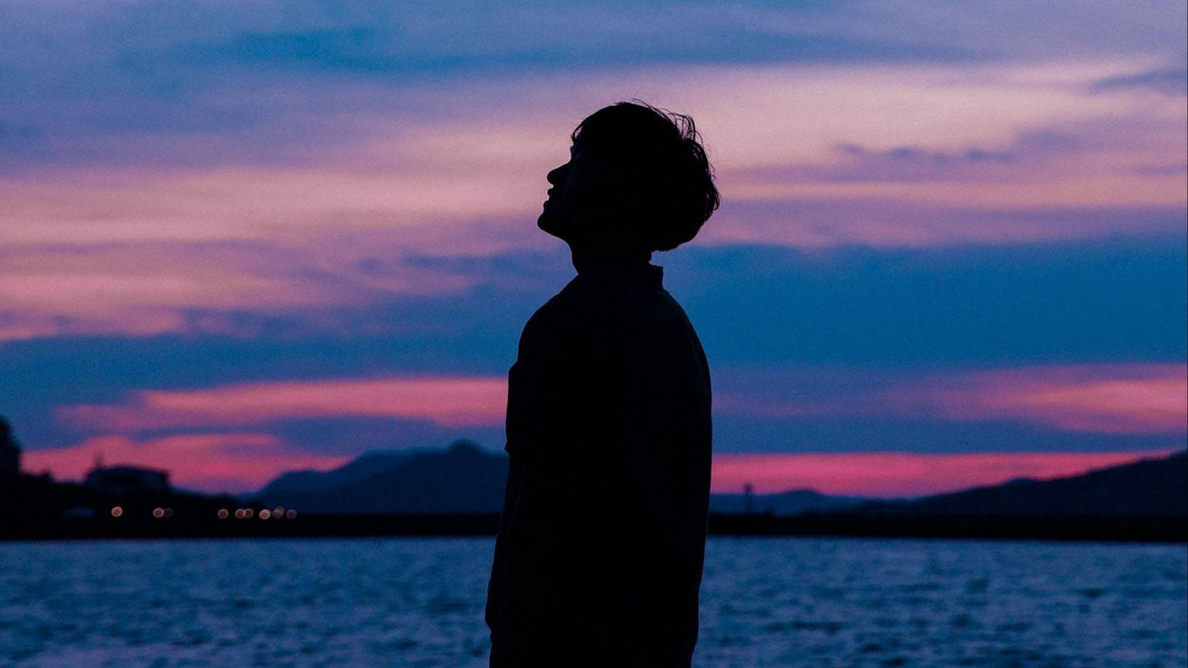 몽환적인 일몰을 바라보는 감성 소년 배경화면