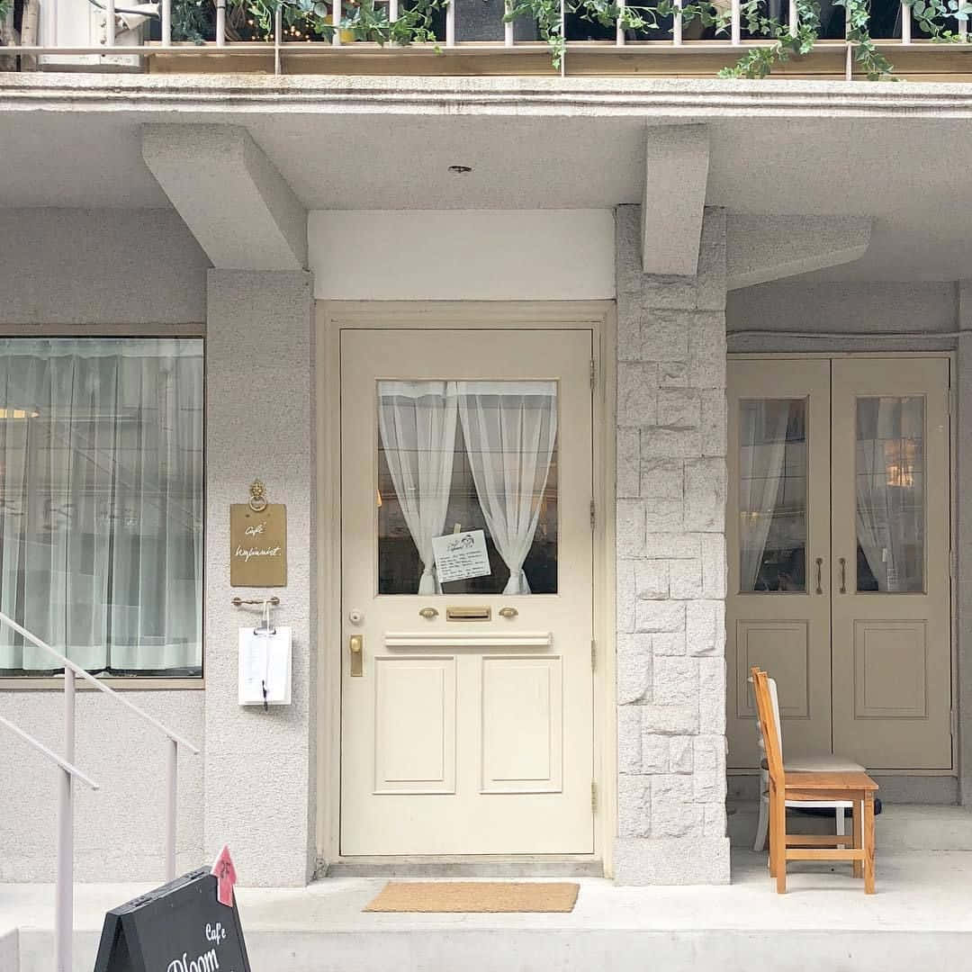 문과 벤치가 있는 작은 건물 배경화면