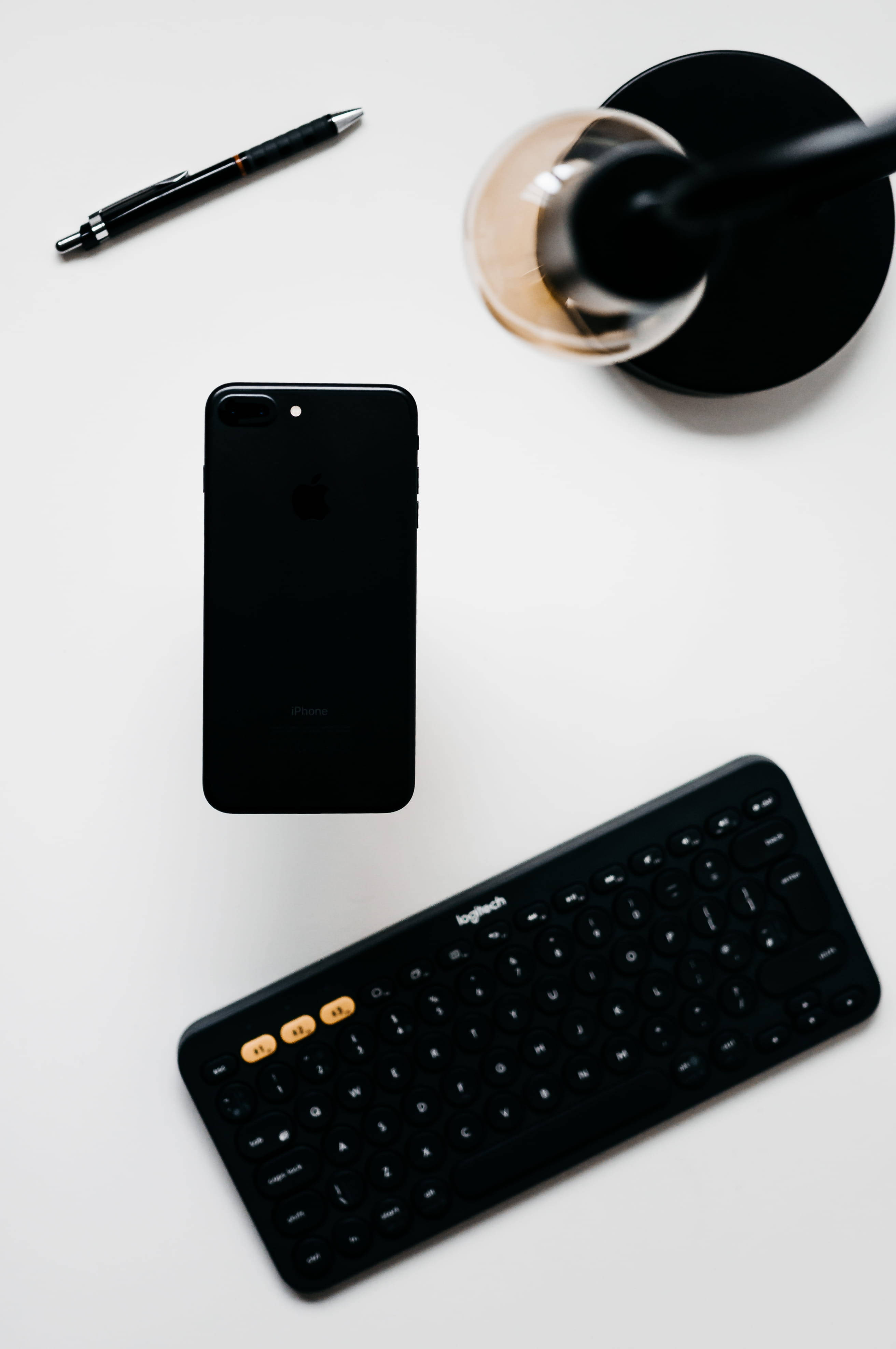 미니멀한 iPhone 책상과 검은 키보드 배경화면