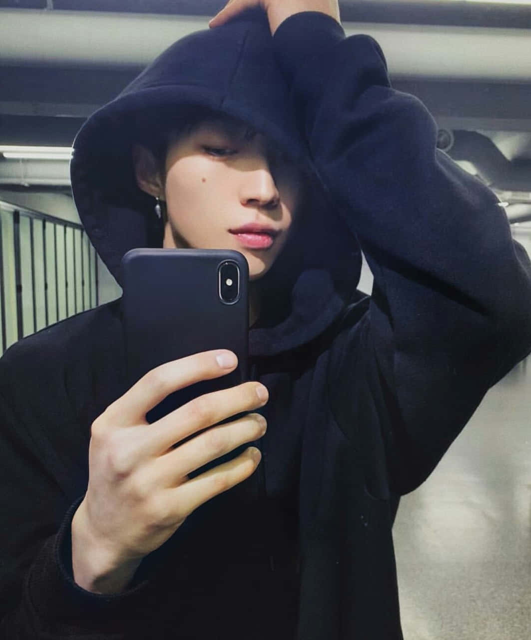 미적 감각의 청년과 오버사이즈 티셔츠 배경화면