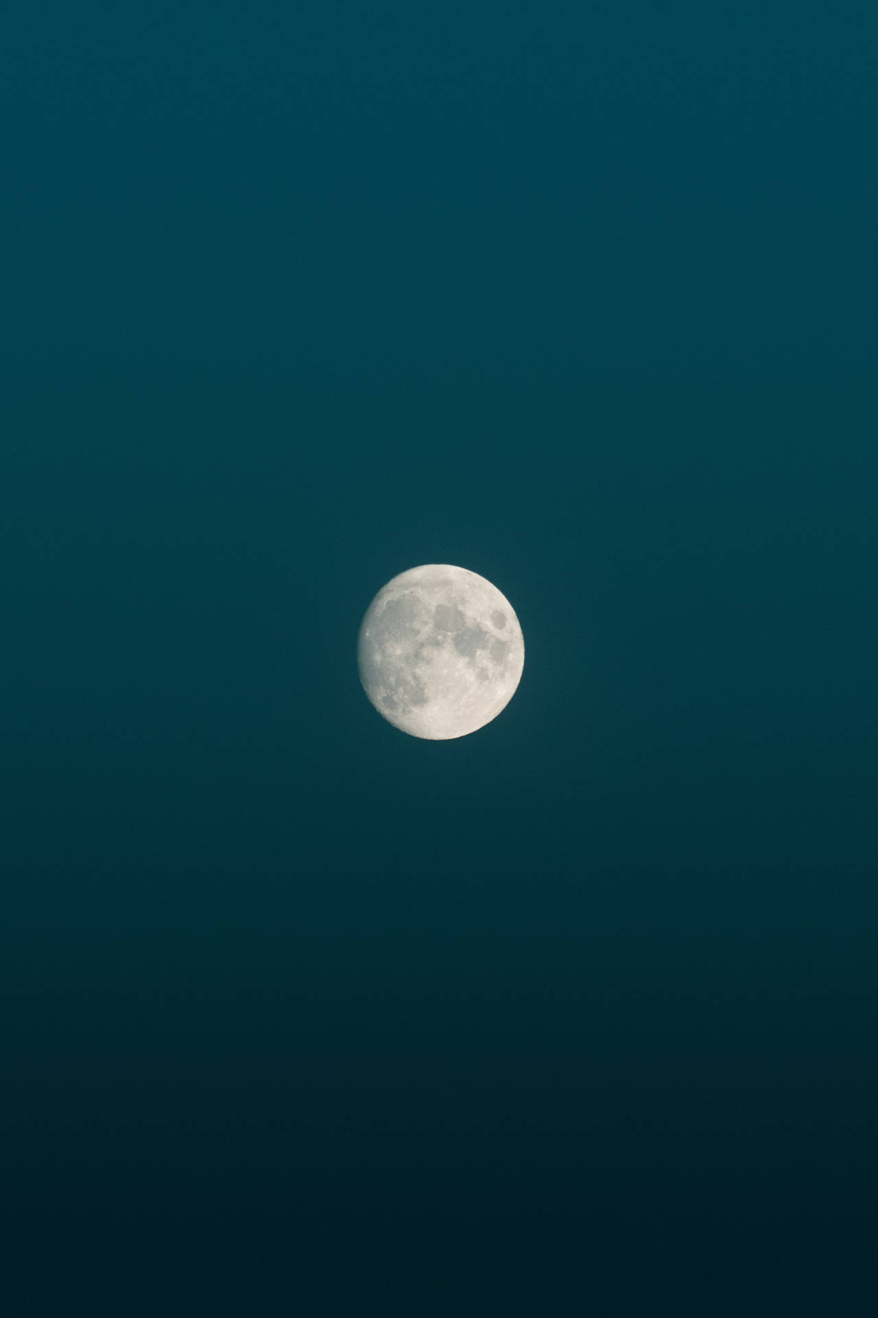 파란색 미니멀리스트 미적 하늘의 한밤중에 보름달의 밝음. 달과 그 표면이 보입니다.
