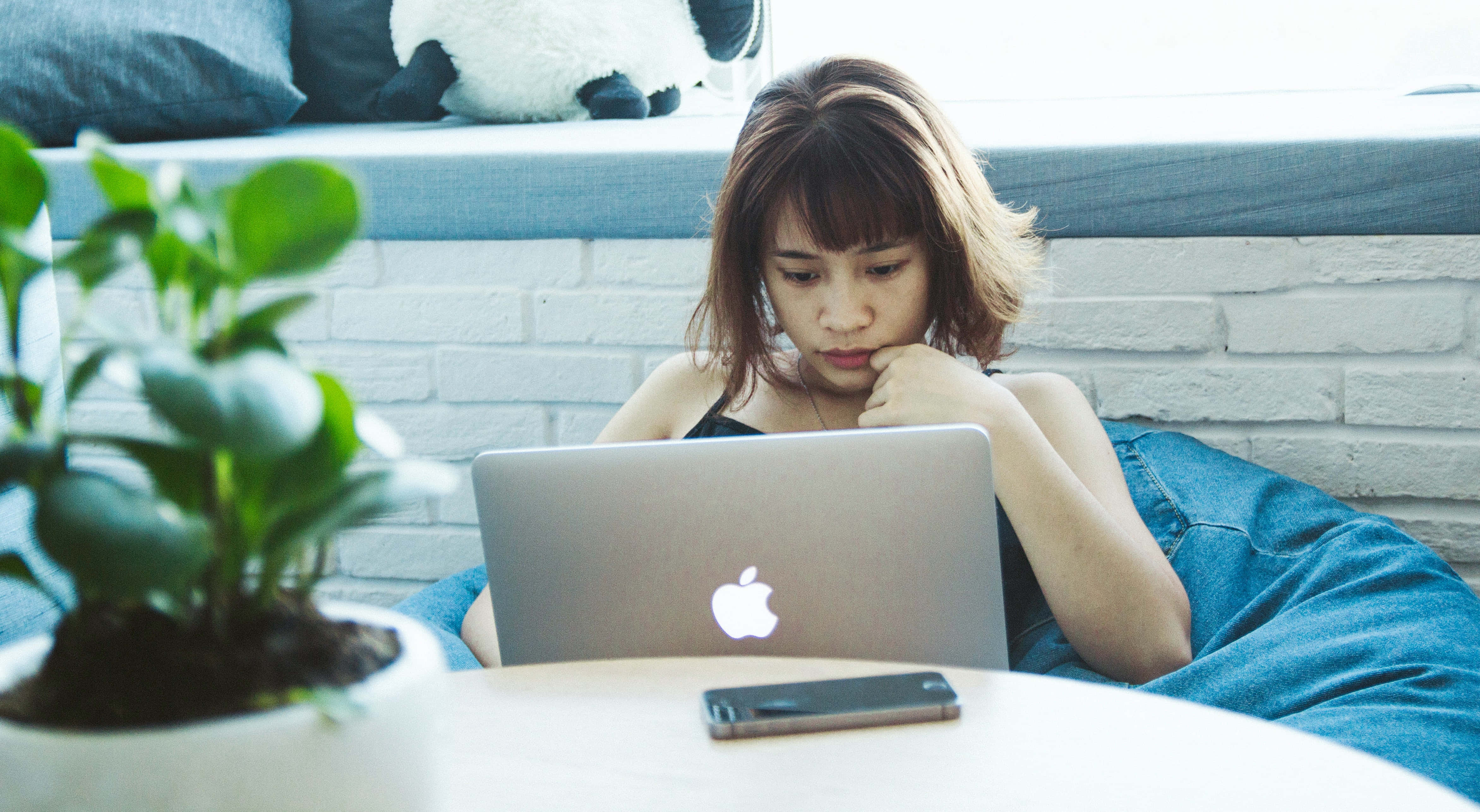밝고 영감을 주는 핑크 대리석 미학 Macbook 배경화면