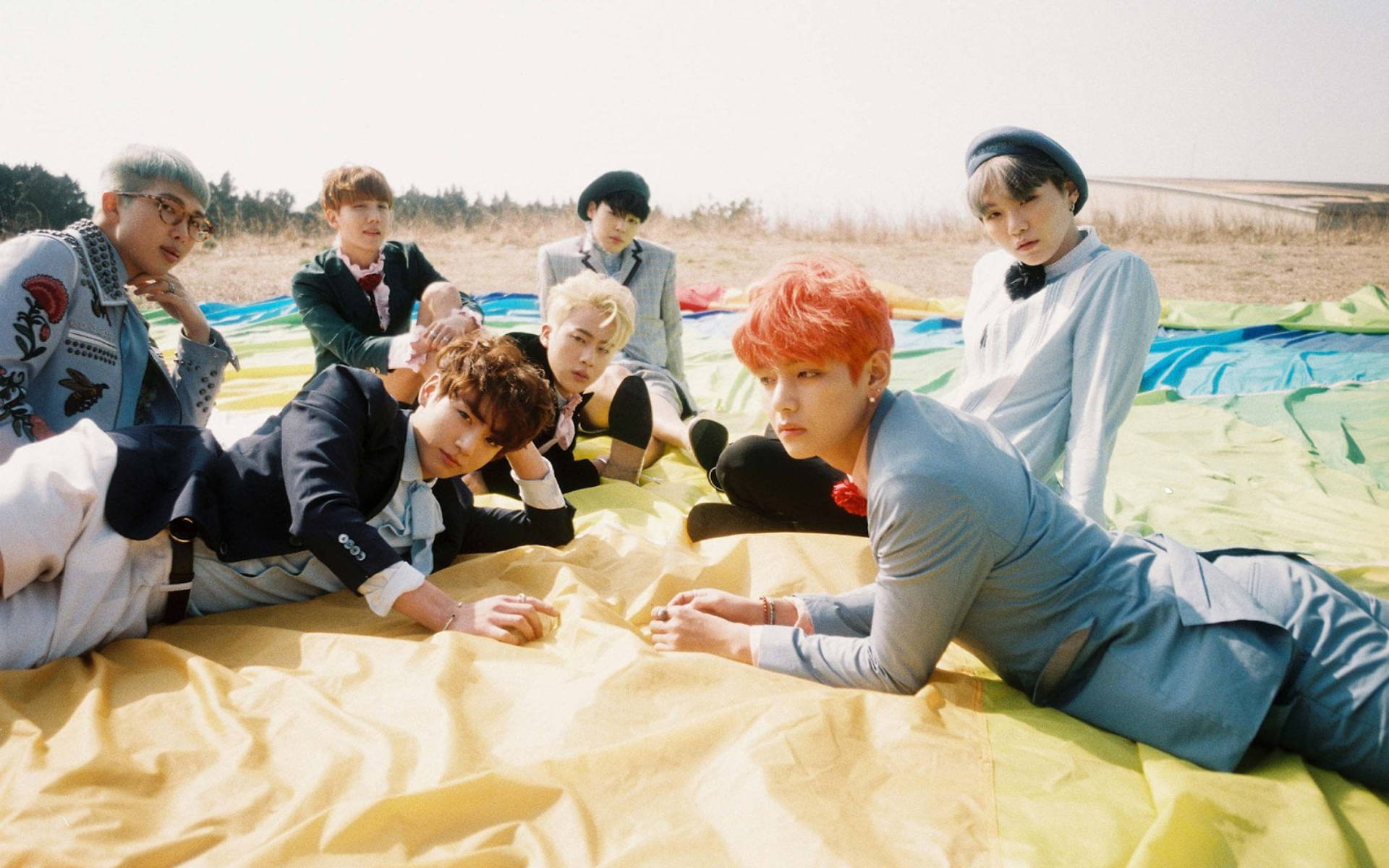 방탄소년단 들판 단체 사진 배경화면