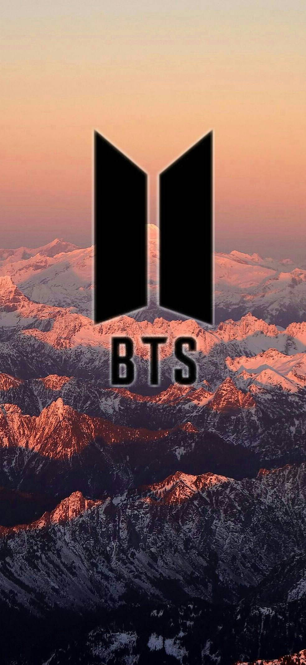 방탄소년단 로고가 새겨진 감성적인 산 배경화면