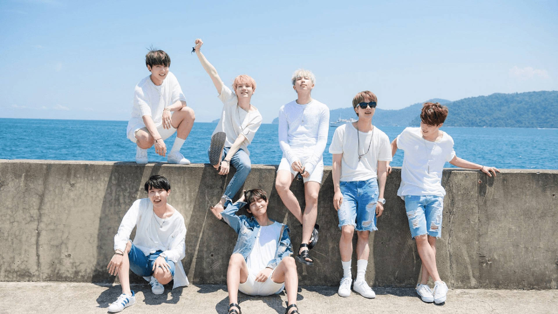 방탄소년단 바다에서 포즈 배경화면