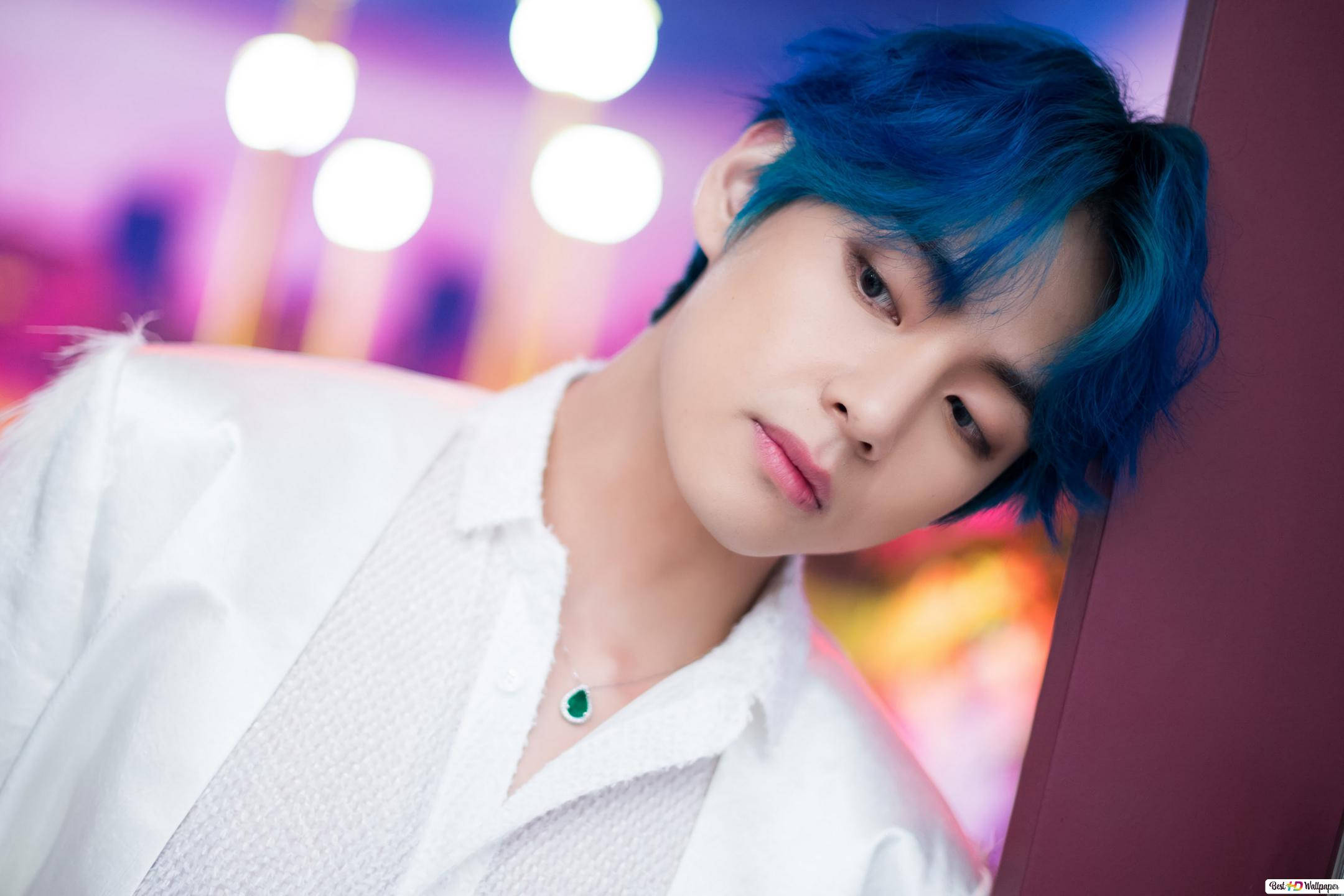 방탄소년단 뷔, 벽에 기대어 배경화면