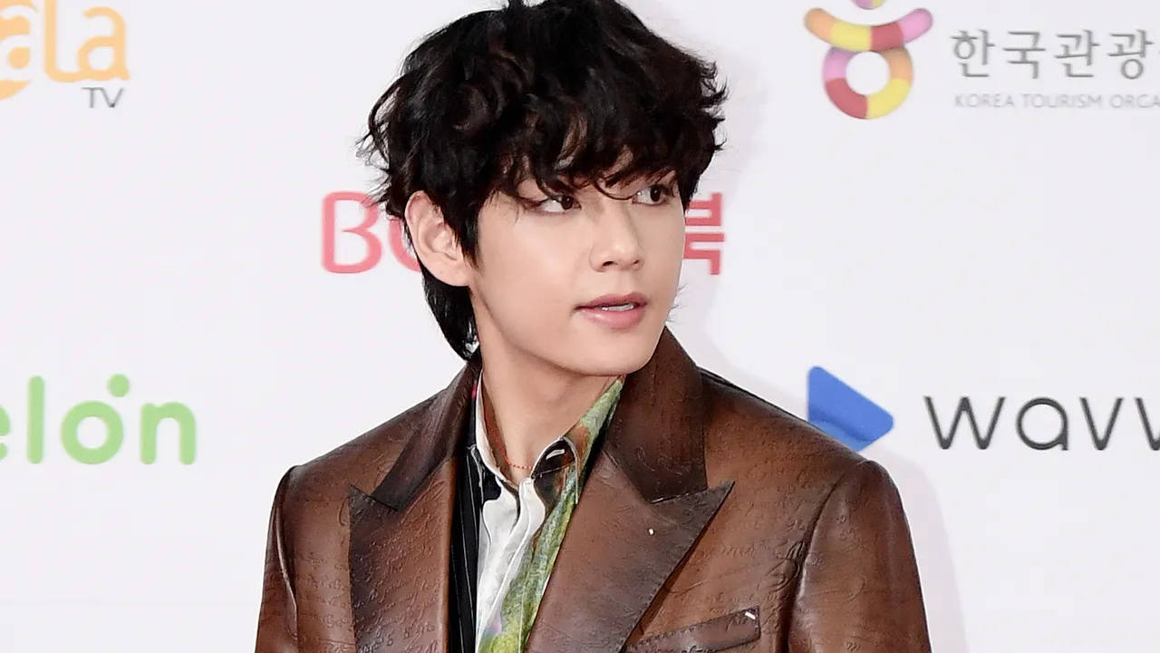방탄소년단 뷔 브라운 가죽 자켓 배경화면