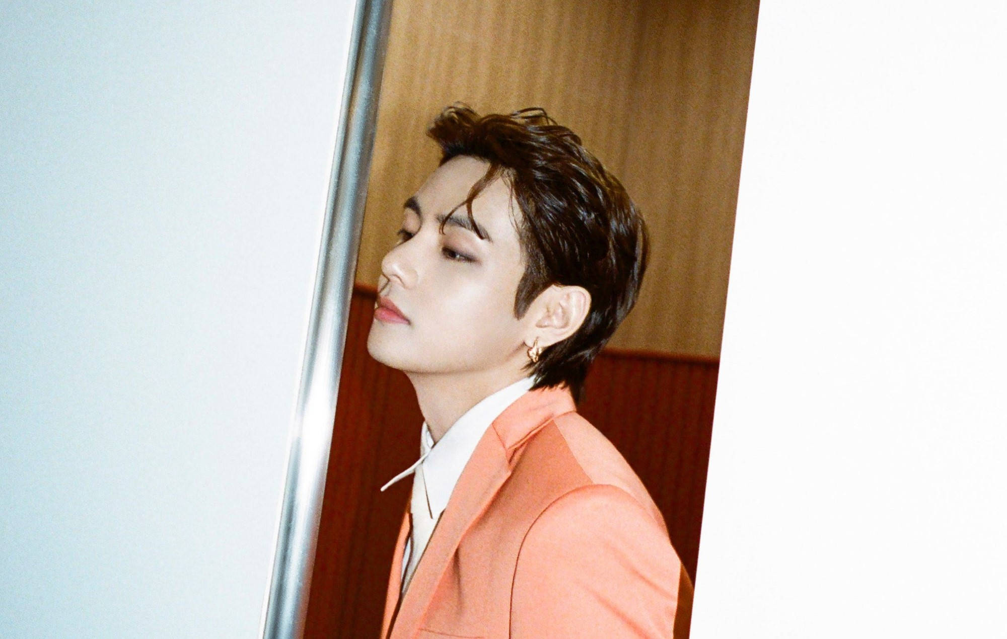 방탄소년단 뷔 슬릭백 헤어 배경화면