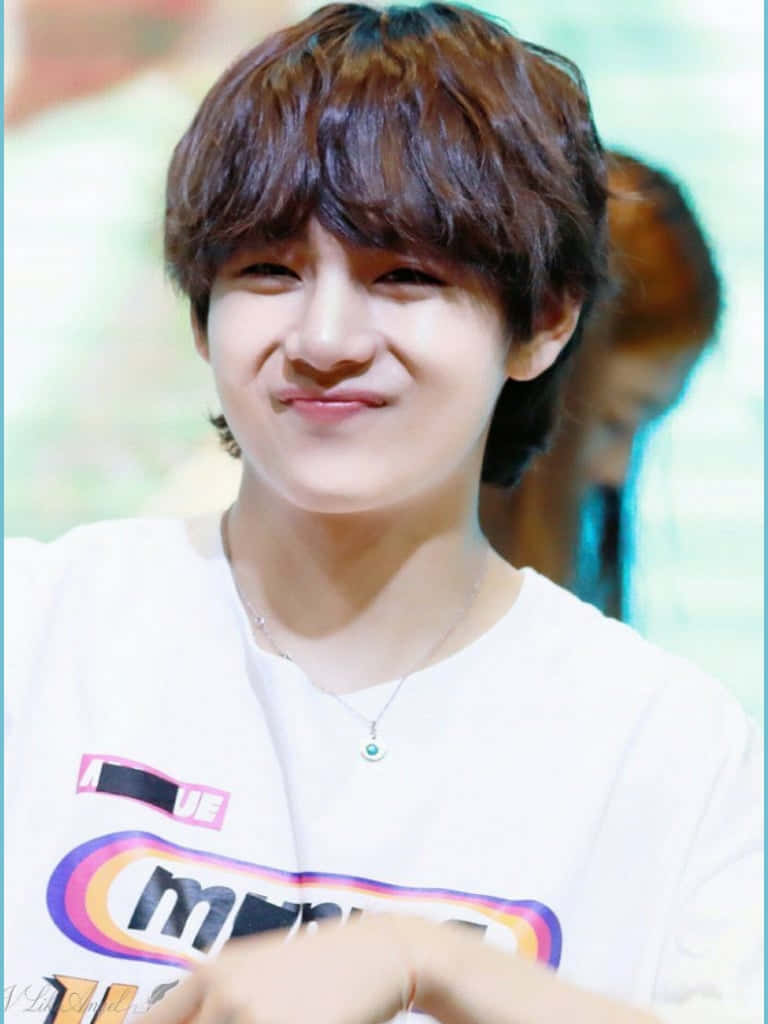 방탄소년단 뷔의 자신감 넘치는 미소 배경화면