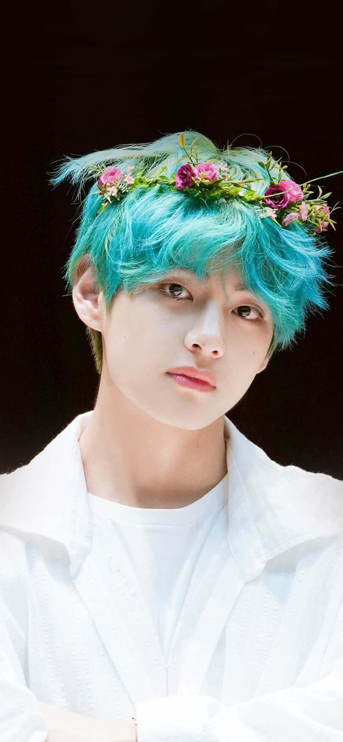 방탄소년단 뷔의 풋풋한 기쁨과 자신감이 빛나는 순간 배경화면