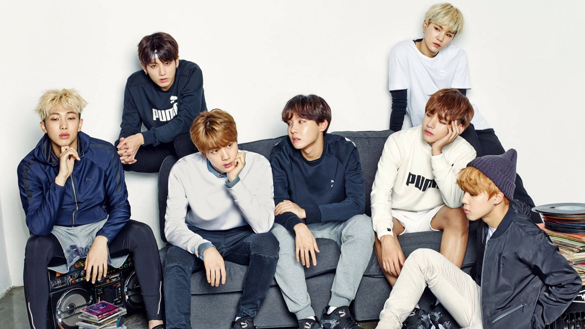 방탄소년단 소파에 앉아 파란색과 흰색 의상 배경화면