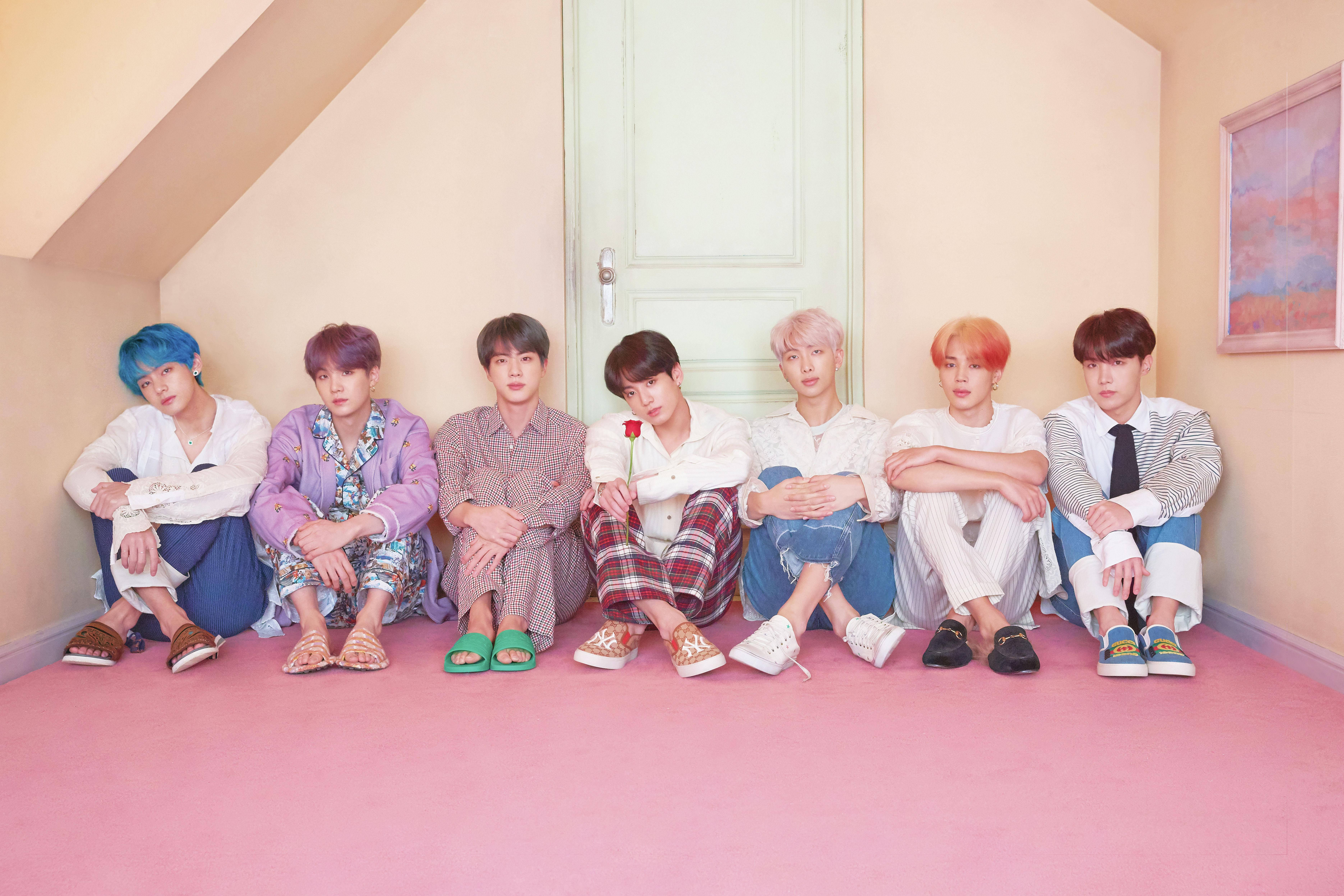 방탄소년단 앞문 앞에 앉아 있는 데스크탑 배경화면