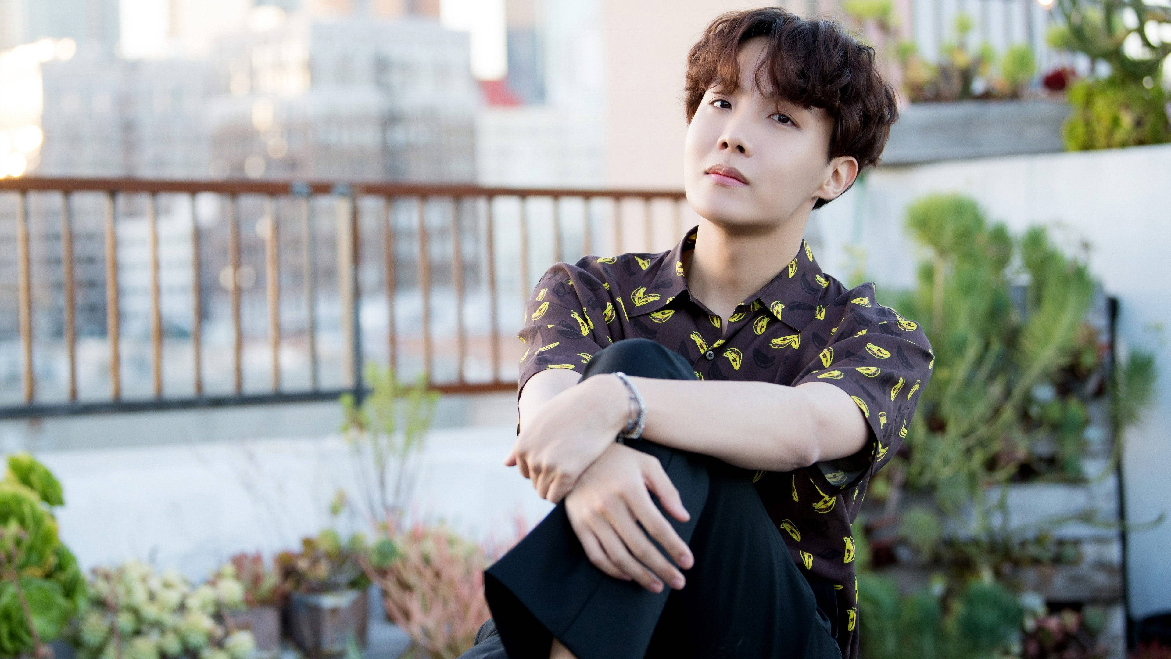 방탄소년단 제이홉 야외 포즈 배경화면