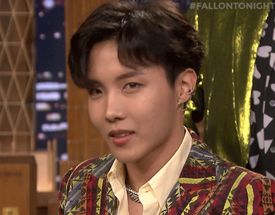 방탄소년단 제이홉, 캐주얼 차림으로 매력 발산 배경화면
