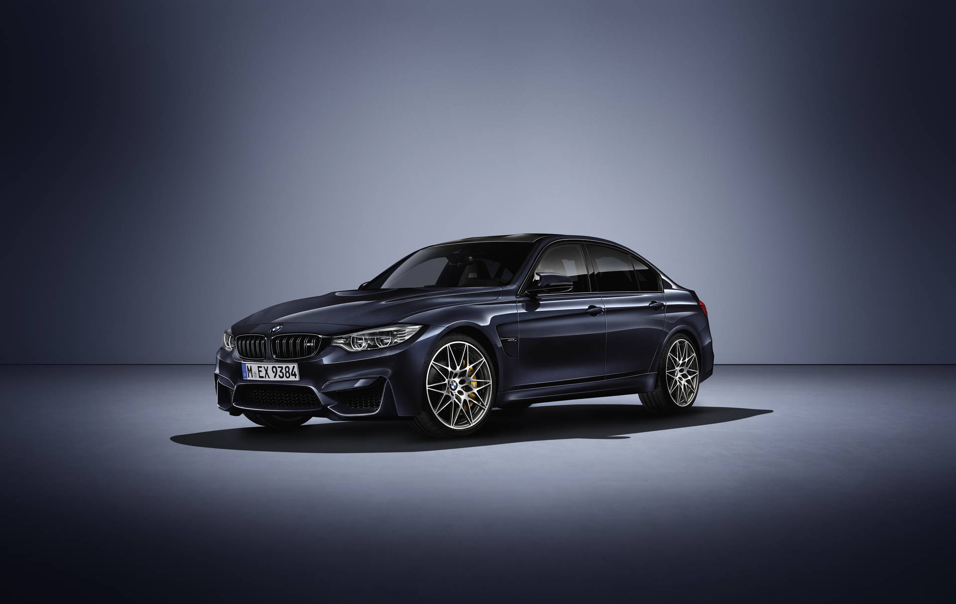 스포트라이트 속 검은색 BMW M3 30 Jahre 에디션 벽지