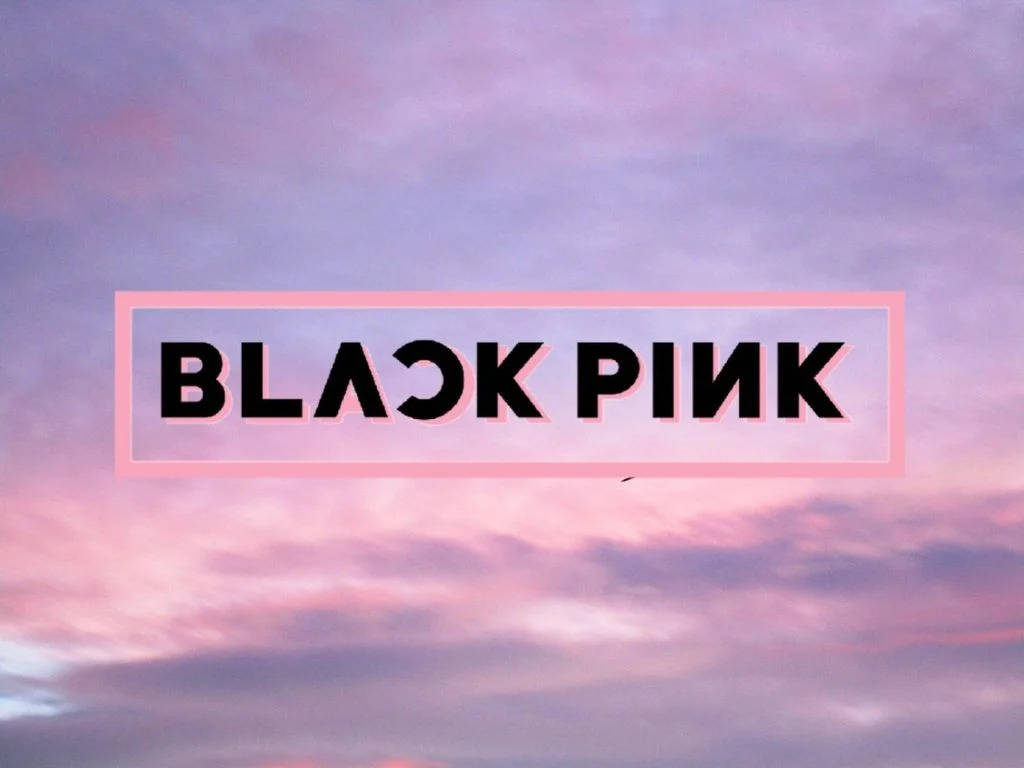 파스텔 하늘 배경 위 블랙핑크 로고