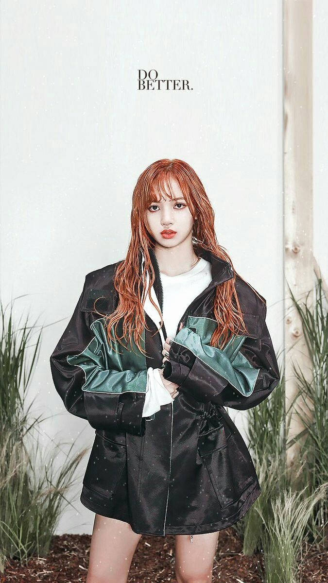 블랙핑크 리사가 재킷을 입고 'Do Better' 문구가 있는 벽 앞에 선 배경화면