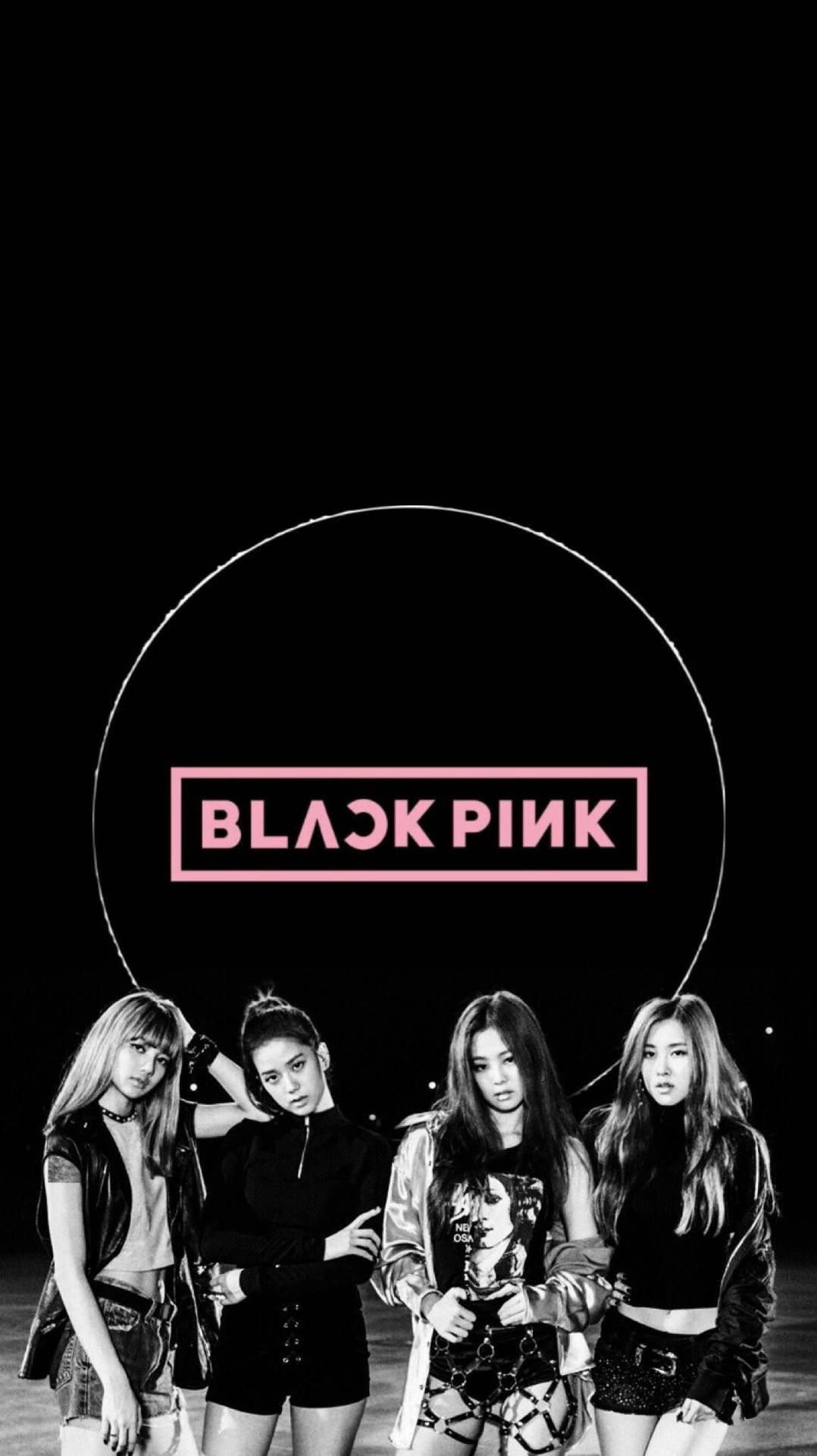 블랙핑크 배경화면, 검은 배경에 멤버들과 빛나는 링 안의 로고