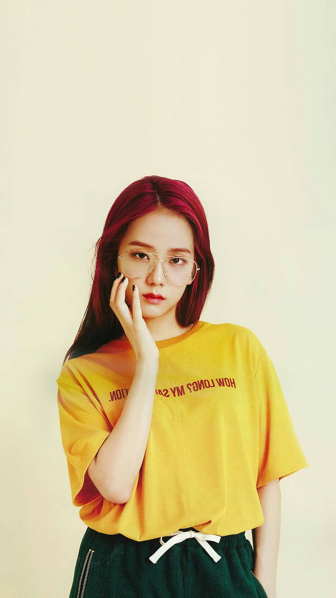 블랙핑크 지수가 안경과 노란 그래픽 티셔츠를 입은 배경화면