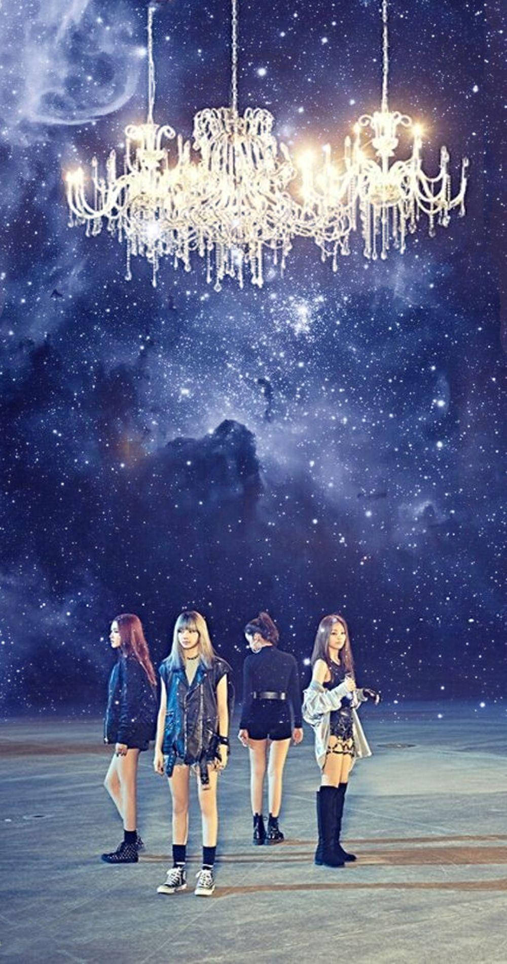 블랙핑크 멤버들이 어두운 파란 은하 배경에 샹들리에 아래 있는 '휘파람' MV 배경화면