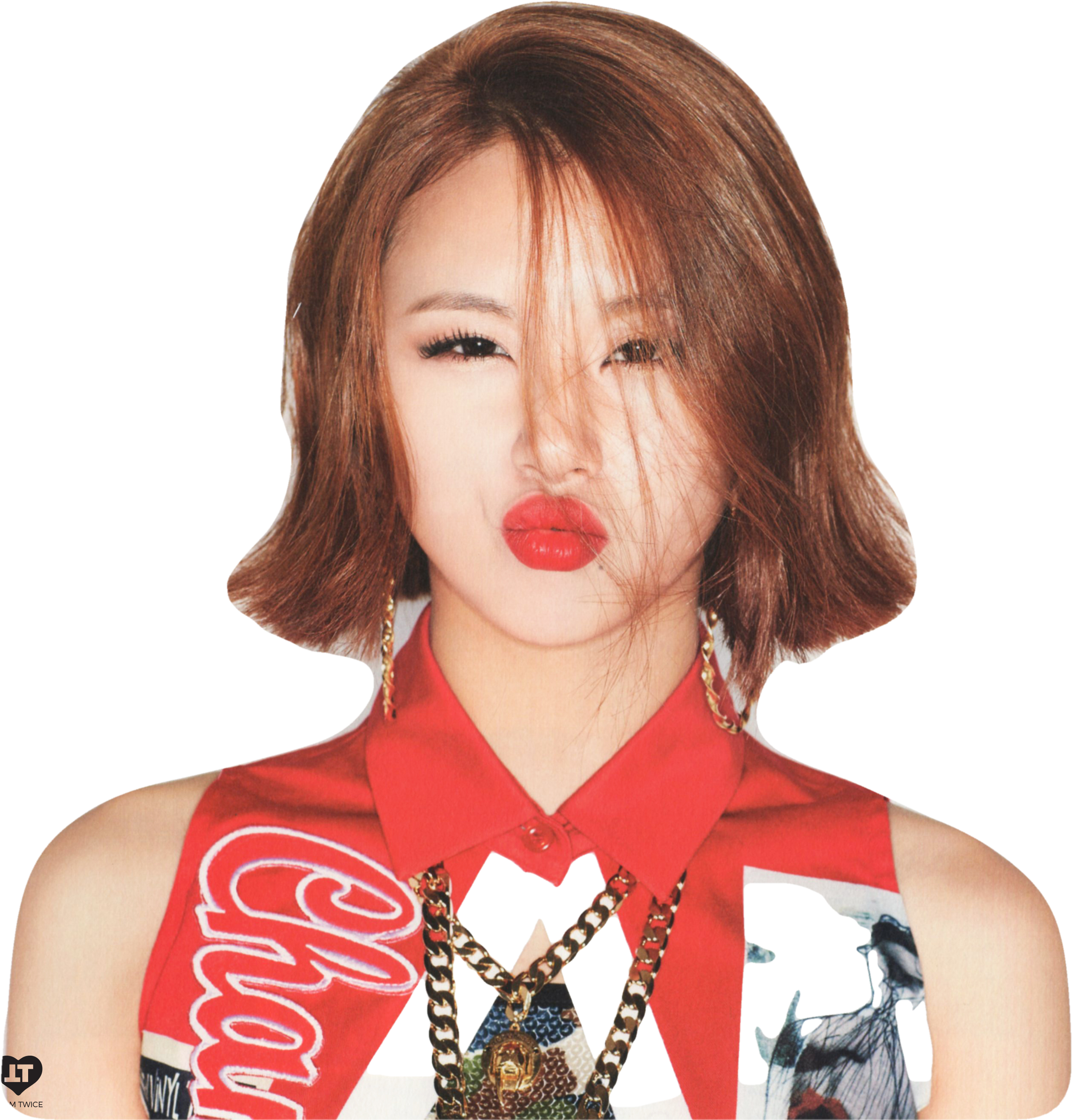 빨간 입술로 인상 찌푸린 케이팝 스타 배경화면