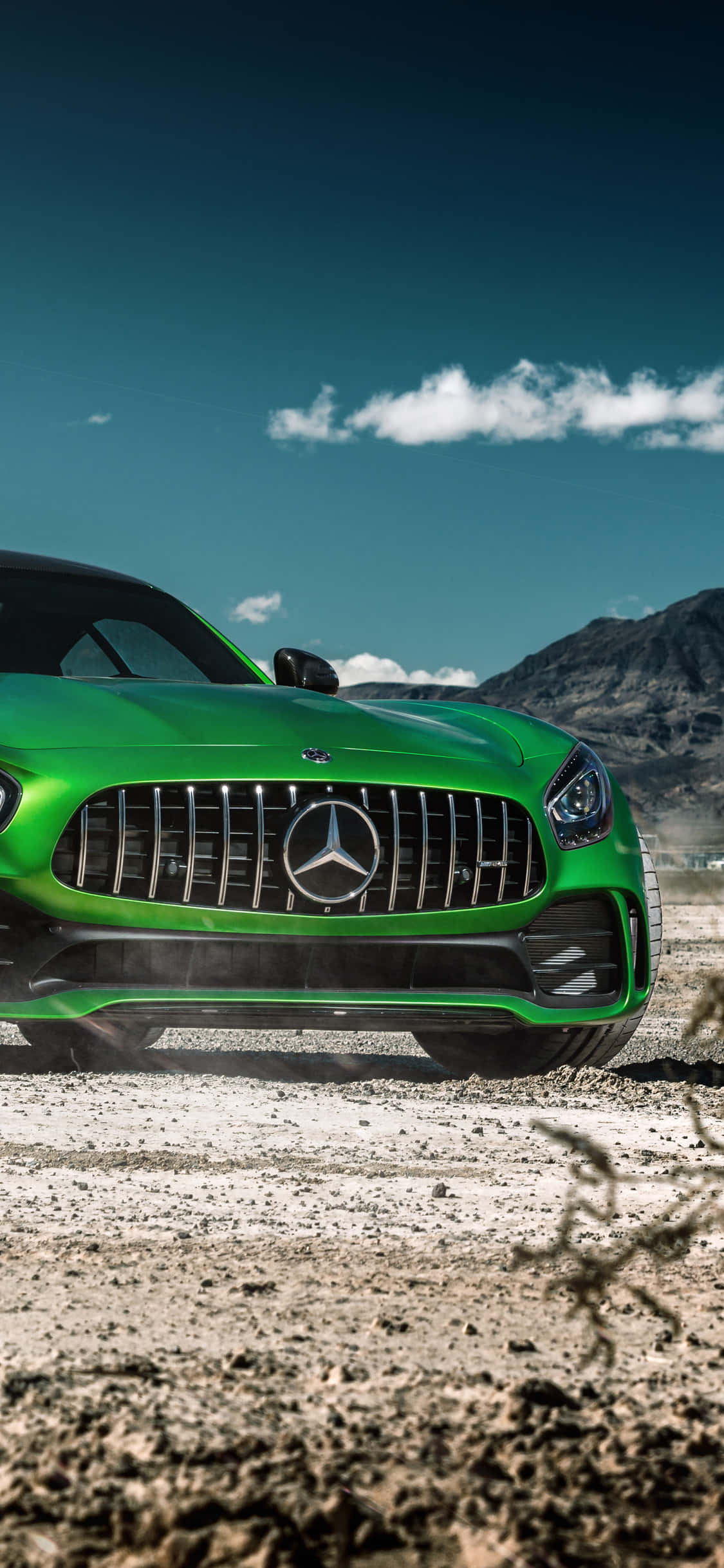 녹색 iPhone Xs Mercedes Amg 배경, 산 근처 배경화면