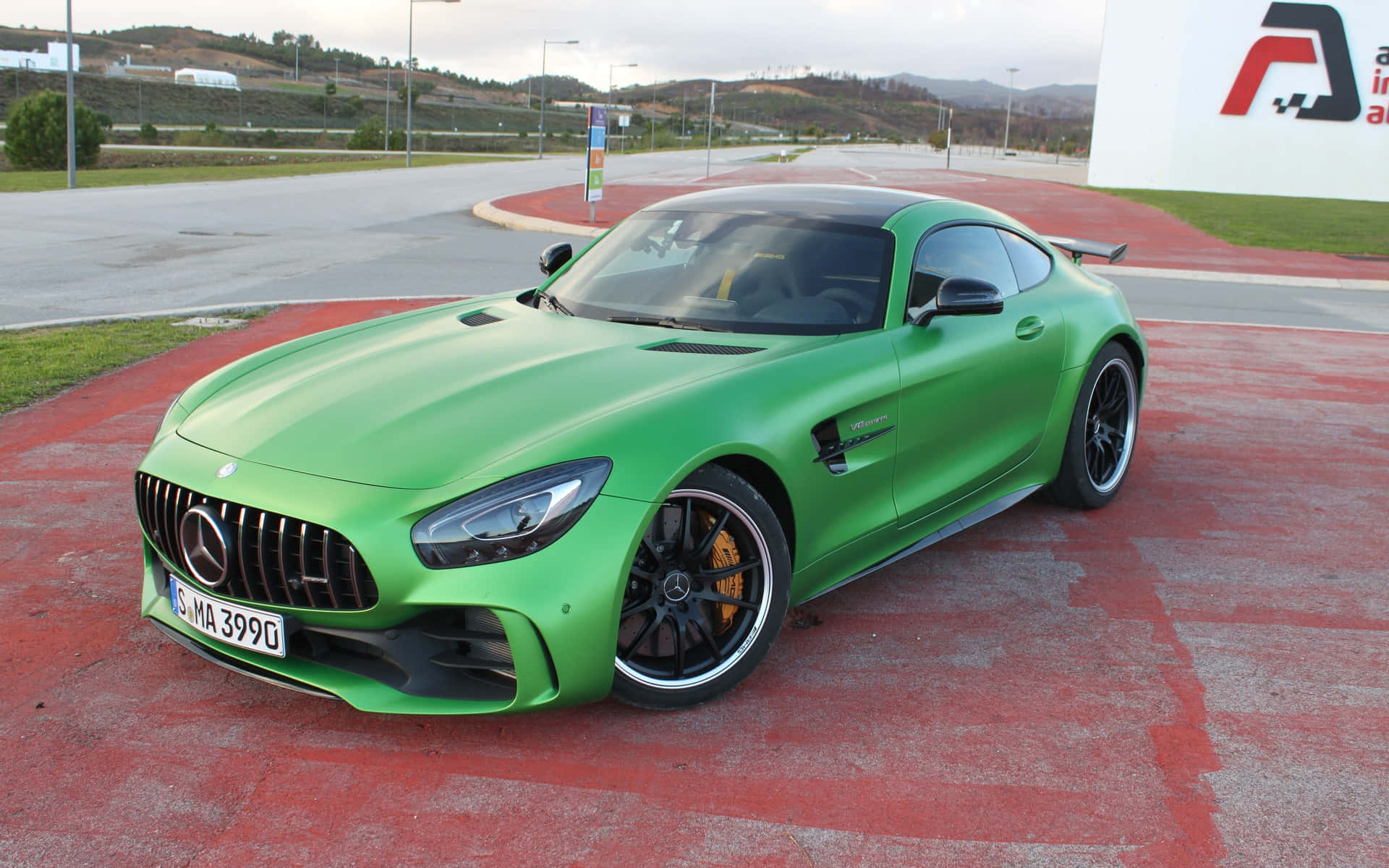 속도와 스타일 - 최고의 AMG GT-R이 당신의 필수 차량인 이유를 알아보세요 배경화면