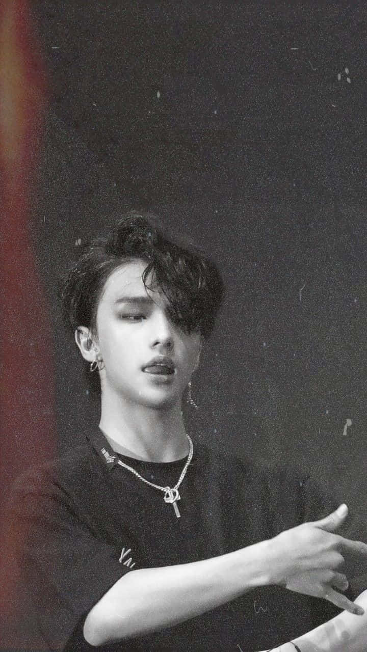 손짓하는 대한민국 가수 현진 배경화면