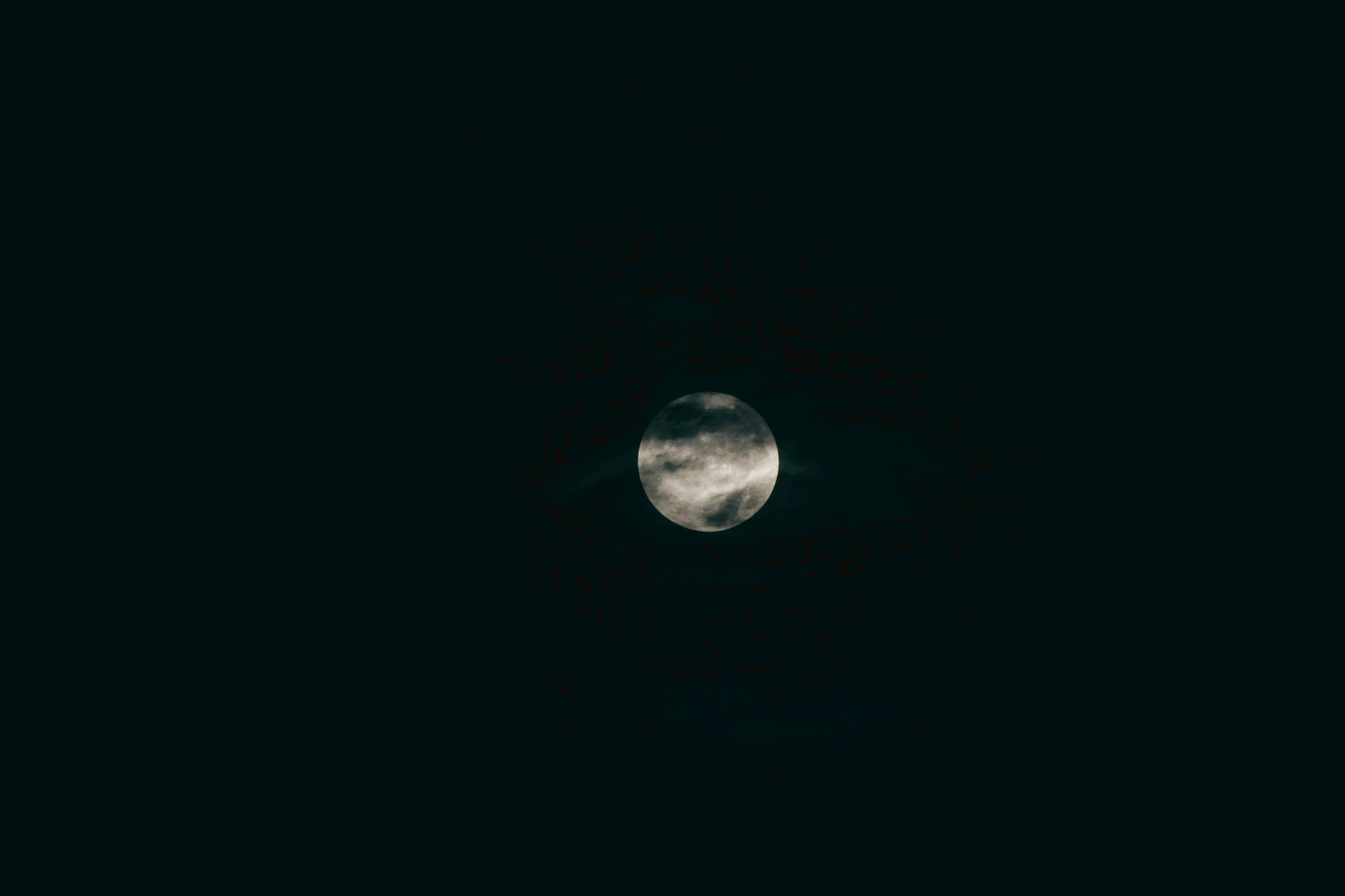 어두운 한밤중 하늘의 보름달. 순수한 검은 우주 공간과 빛나는 달빛.