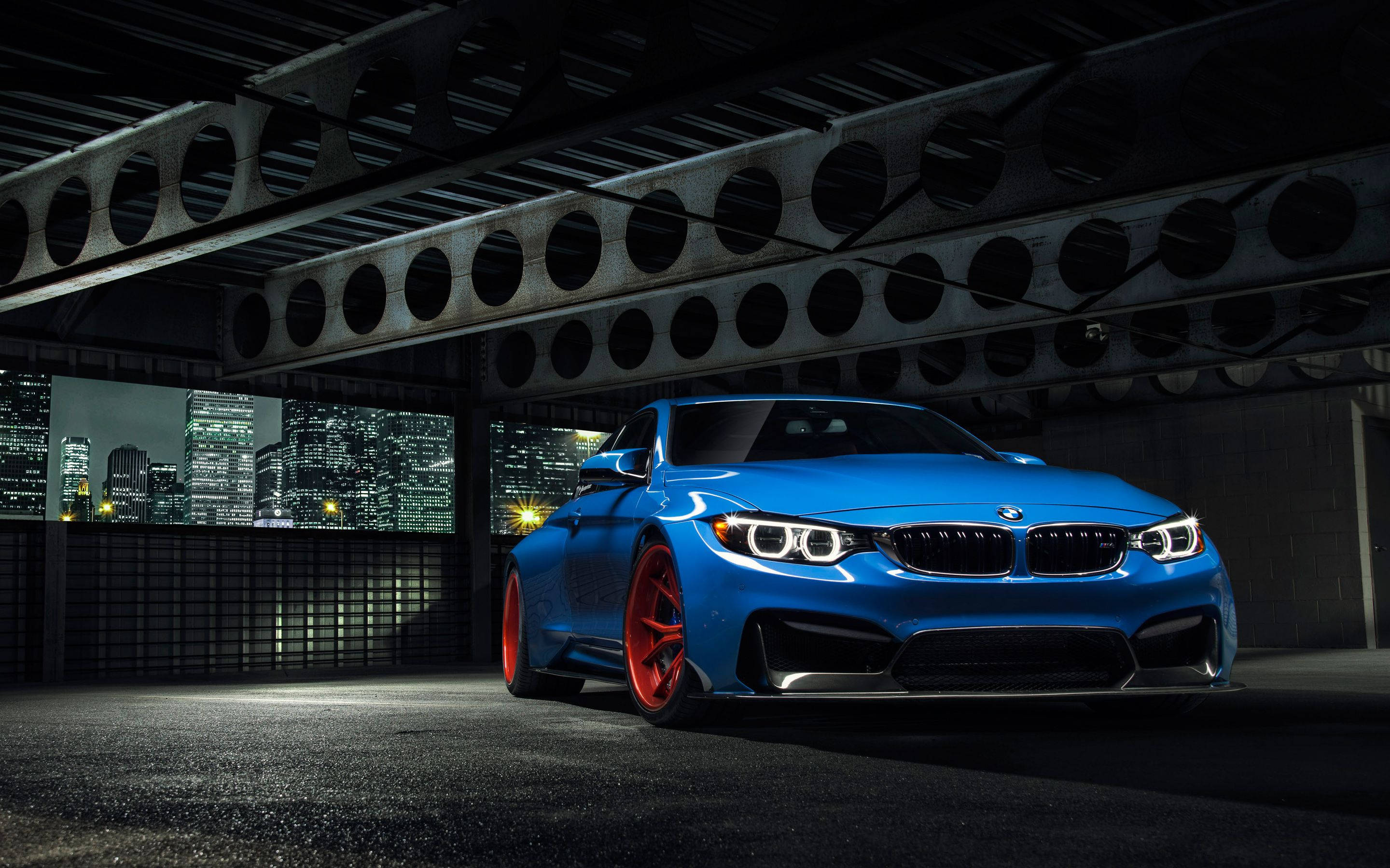 실내에 주차된 파란색 BMW 배경화면
